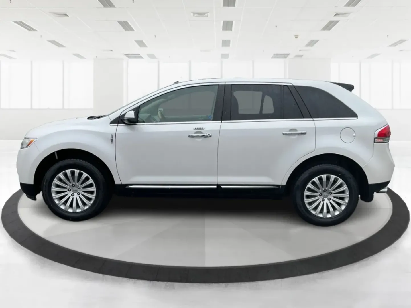 2014 Lincoln MKX Base (2LMDJ8JK4EB) with an Other engine, located at 1230 East Main St, Xenia, OH, 45385, (937) 908-9800, 39.688026, -83.910172 - 2014 Lincoln MKX Base - Photo#5
