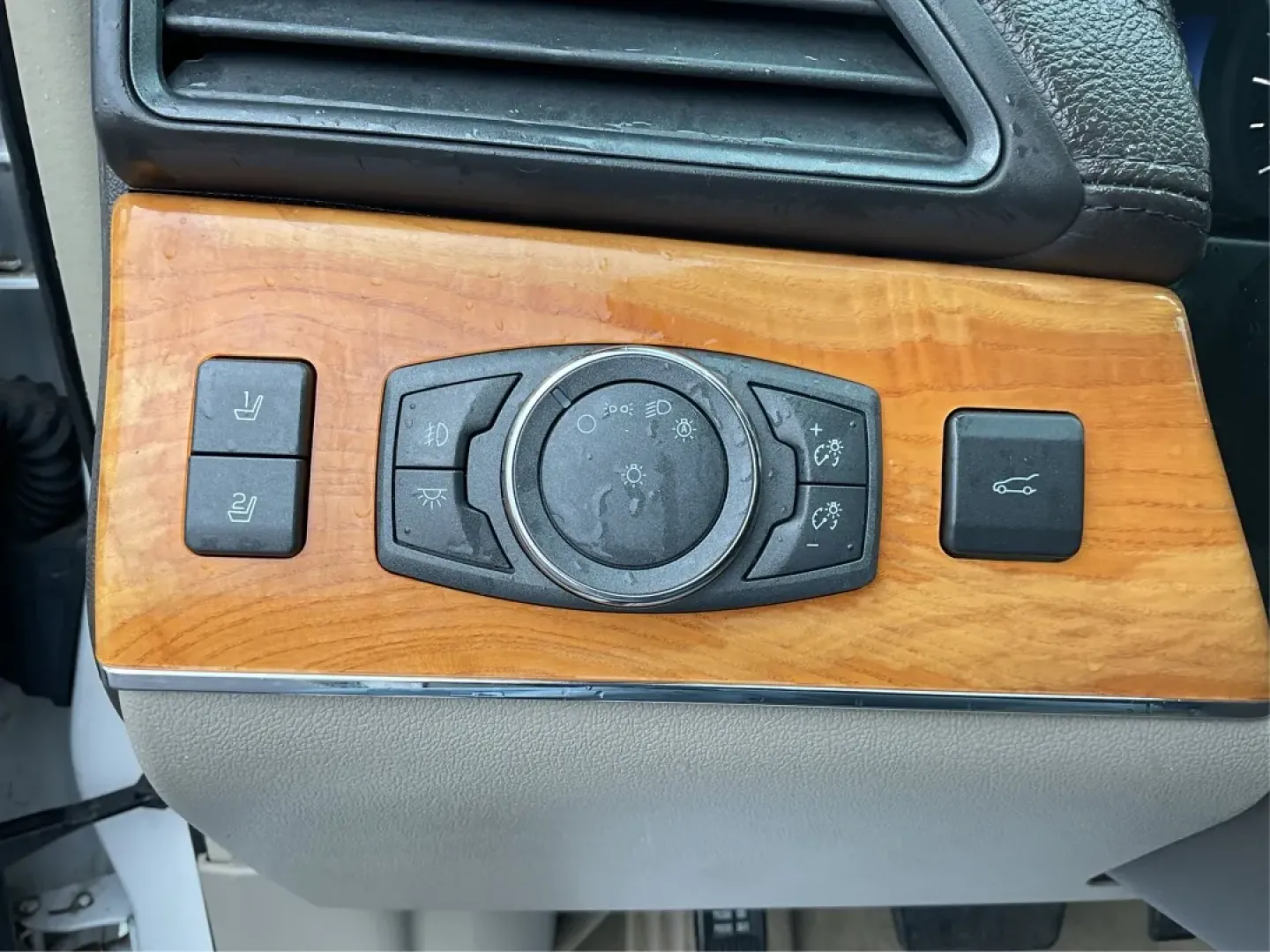 2014 Lincoln MKX Base (2LMDJ8JK4EB) with an Other engine, located at 1230 East Main St, Xenia, OH, 45385, (937) 908-9800, 39.688026, -83.910172 - 2014 Lincoln MKX Base - Photo#17