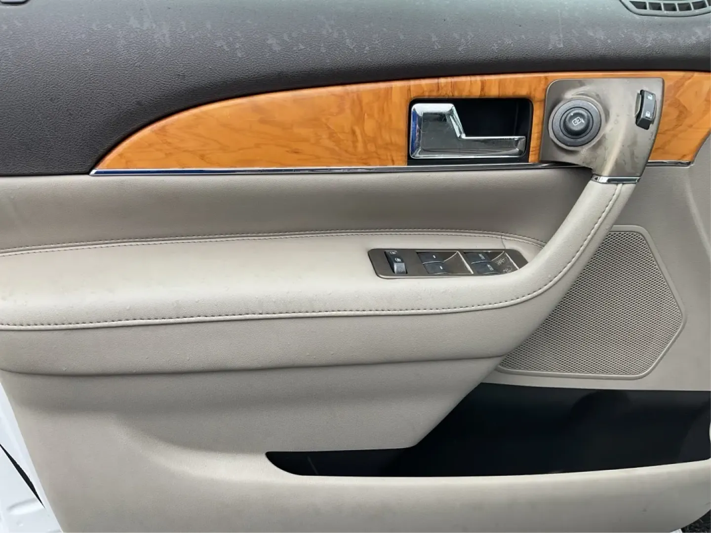 2014 Lincoln MKX Base (2LMDJ8JK4EB) with an Other engine, located at 1230 East Main St, Xenia, OH, 45385, (937) 908-9800, 39.688026, -83.910172 - 2014 Lincoln MKX Base - Photo#19