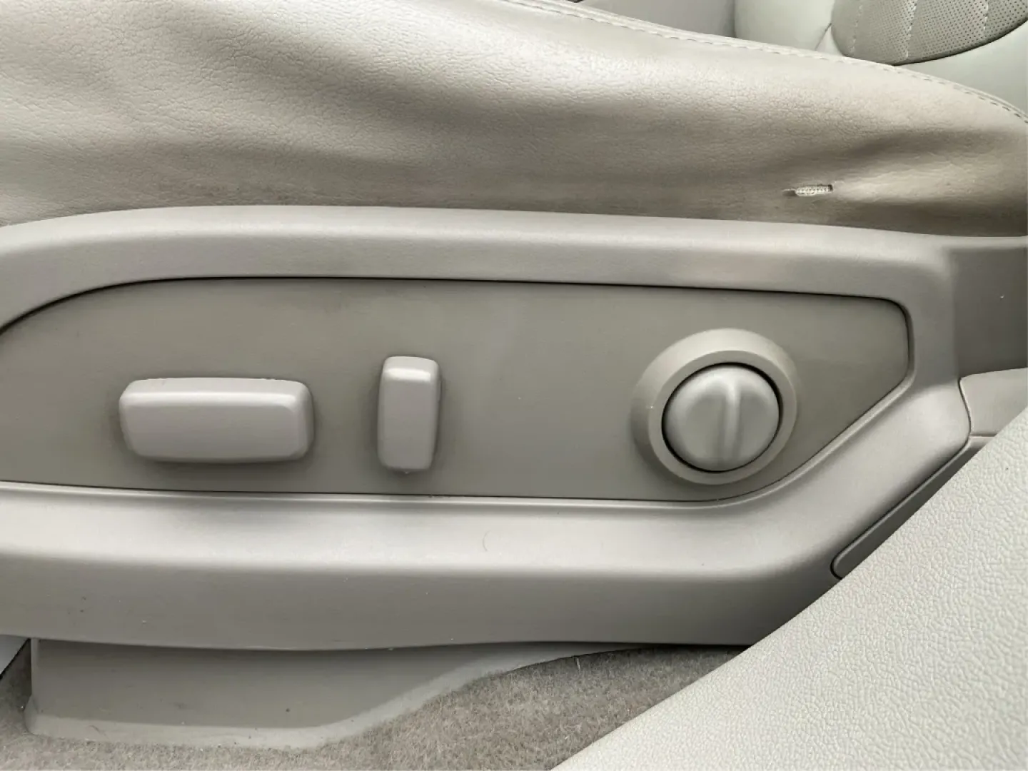 2014 Buick Enclave Leather (5GAKRBKD2EJ) with an 3.6L V-6 gasoline direct injection engine, located at 4508 South Dixie Dr, Moraine, OH, 45439, (937) 908-9800, 39.689976, -84.218452 - **Elevate Your Family Adventures with the 2014 Buick Enclave at Advantage Car and Credit - Moraine!**<br /> <br /> If you're searching for a vehicle that can effortlessly accommodate your growing family, tackle weekend adventures, and offer the comfort and space you deserve, look no further than thi - Photo#18