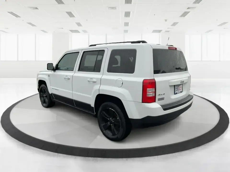 2016 Jeep Patriot Sport (1C4NJRBB5GD) with an 2.4L I-4 DOHC engine, Automatic transmission, located at 1230 East Main St, Xenia, OH, 45385, (937) 908-9800, 39.688026, -83.910172 - **Adventure Awaits with this 2016 Jeep Patriot Sport at Advantage Car and Credit - New Carlisle!**<br /> <br /> Are you ready to embrace the road less traveled? Whether you're planning weekend getaways with family or searching for the perfect commuter car that can handle a bit of adventure, this 201 - Photo#4