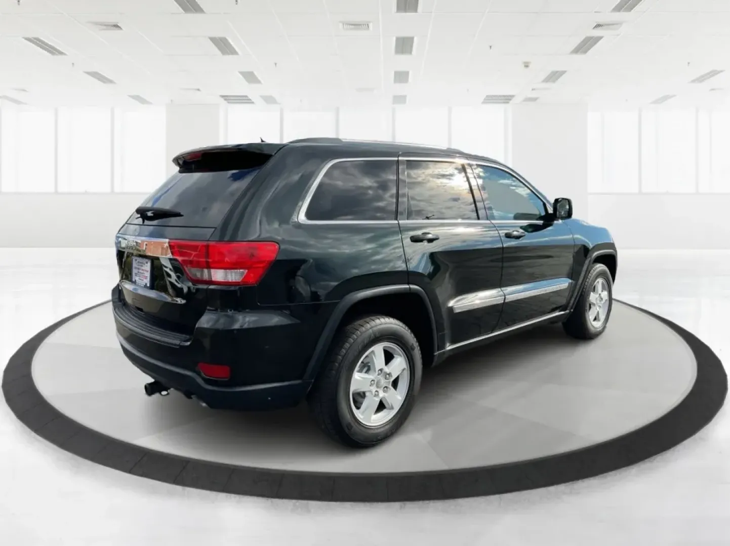 2012 Jeep Grand Cherokee Laredo (1C4RJFAG1CC) with an Other engine, located at 1230 East Main St, Xenia, OH, 45385, (937) 908-9800, 39.688026, -83.910172 - Are you ready to elevate your adventures with a rugged yet refined SUV? Look no further than this 2012 Jeep Grand Cherokee Laredo, now available at Advantage Car and Credit in Xenia, OH. This versatile vehicle is perfect for families embarking on weekend getaways, commuters tackling long drives, or - Photo#2
