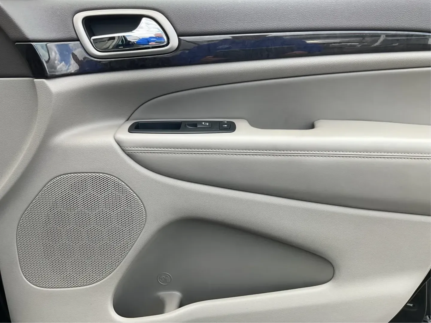 2012 Jeep Grand Cherokee Laredo (1C4RJFAG1CC) with an Other engine, located at 1230 East Main St, Xenia, OH, 45385, (937) 908-9800, 39.688026, -83.910172 - Are you ready to elevate your adventures with a rugged yet refined SUV? Look no further than this 2012 Jeep Grand Cherokee Laredo, now available at Advantage Car and Credit in Xenia, OH. This versatile vehicle is perfect for families embarking on weekend getaways, commuters tackling long drives, or - Photo#20