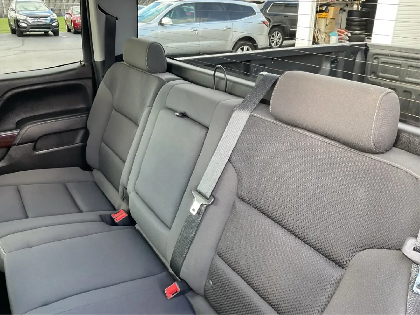 2018 GMC Sierra 1500 SLE (3GTU2MEC2JG) with an 5.3 engine, located at 1230 East Main St, Xenia, OH, 45385, (937) 908-9800, 39.688026, -83.910172 - Elevate your lifestyle with the unparalleled capability and comfort of the 2018 GMC Sierra 1500 SLE, now available at Advantage Car and Credit in Xenia, OH. This crew cab truck is not just a vehicle; it's a versatile companion for weekend adventures, family outings, and daily commutes alike. If you' - Photo#10