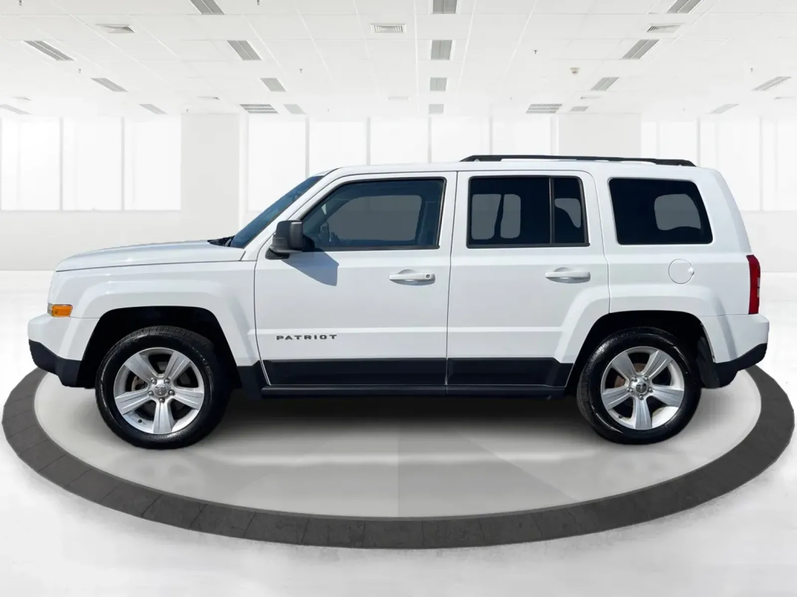 2014 Jeep Patriot Latitude (1C4NJPFB0ED) with an 2.4L I-4 DOHC engine, located at 1951 S Dayton Lakeview Rd., New Carlisle, OH, 45344, (937) 908-9800, 39.890999, -84.050255 - **Adventure Awaits with This 2014 Jeep Patriot Latitude! Perfect for Road Trips and Family Outings!**<br /> <br /> Explore the open road with confidence and comfort in this 2014 Jeep Patriot Latitude, now available at Advantage Car and Credit in Fairborn, OH. This SUV is the ideal companion for grow - Photo#5
