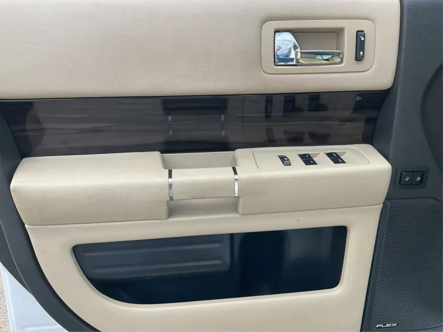 2015 Ford Flex SEL (2FMHK6C89FB) with an 3.5L V-6 DOHC engine, located at 4508 South Dixie Dr, Moraine, OH, 45439, (937) 908-9800, 39.689976, -84.218452 - **Embrace Adventures with the 2015 Ford Flex SEL at Advantage Car and Credit - Moraine!**<br /> <br /> Are you ready to elevate your lifestyle? The 2015 Ford Flex SEL is the perfect blend of comfort, versatility, and style, making it ideal for families and adventurers alike. Whether you're navigatin - Photo#19