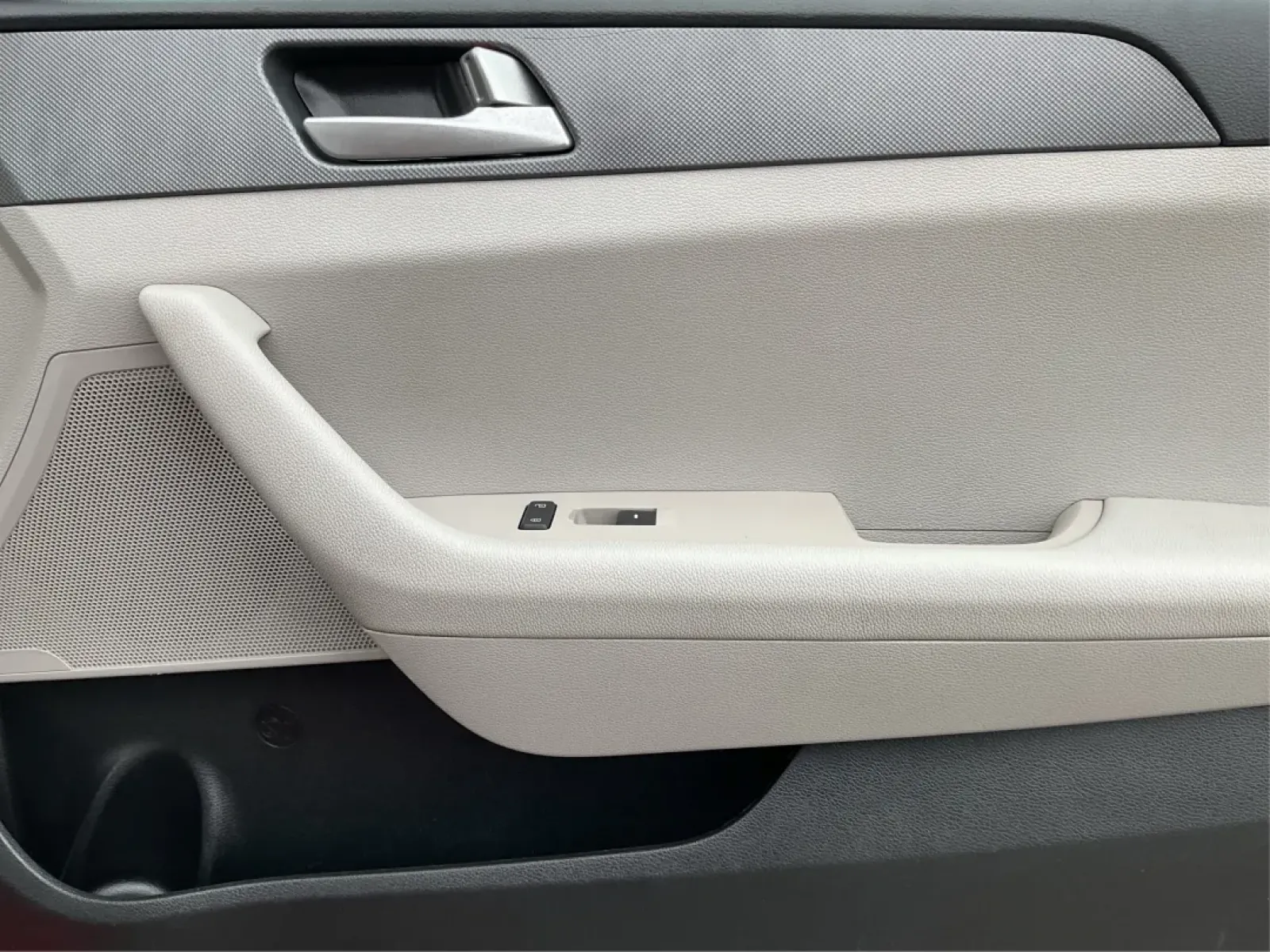 2017 Hyundai Sonata Base/SE (5NPE24AF8HH) with an Other engine, located at 1951 S Dayton Lakeview Rd., New Carlisle, OH, 45344, (937) 908-9800, 39.890999, -84.050255 - **Discover Your Next Adventure with the 2017 Hyundai Sonata at Advantage Car and Credit!**<br /> <br /> Are you in the market for a reliable sedan that effortlessly combines comfort, style, and functionality? Look no further than the 2017 Hyundai Sonata, available now at Advantage Car and Credit in - Photo#18