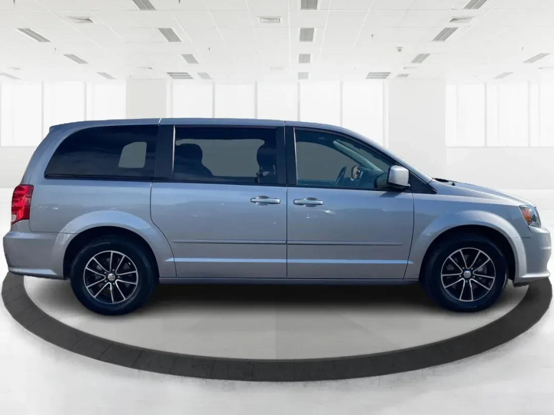 2017 Dodge Grand Caravan SE Plus (2C4RDGBGXHR) with an Pentastar 3.6L V-6 DOHC engine, located at 1230 East Main St, Xenia, OH, 45385, (937) 908-9800, 39.688026, -83.910172 - Are you ready to hit the road for family adventures or daily commutes? The 2017 Dodge Grand Caravan SE Plus is your ideal companion, blending comfort, versatility, and reliability in one stylish package. Perfect for growing families or anyone in need of a spacious ride, this passenger van is designe - Photo#1