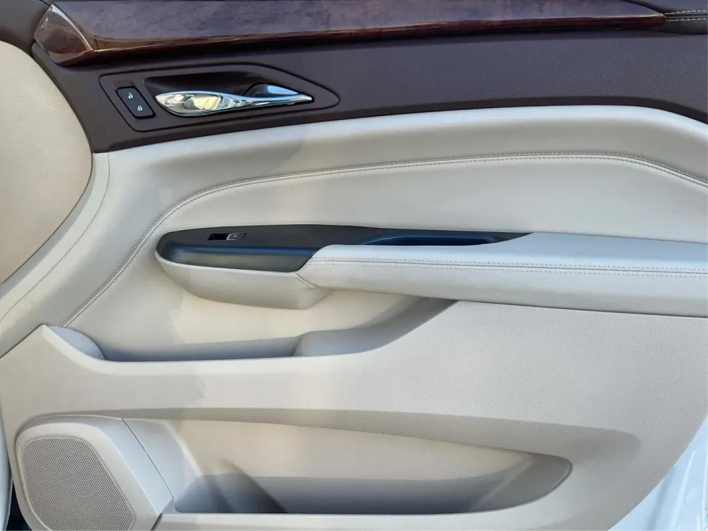 2014 Cadillac SRX Luxury Collection (3GYFNBE35ES) with an 3.6L V-6 gasoline direct injection engine, located at 401 Woodman Dr, Riverside, OH, 45431, (937) 908-9800, 39.760899, -84.123421 - **Elevate Your Everyday Adventures with the 2014 Cadillac SRX Luxury Collection!**<br /> <br /> Are you ready to redefine your driving experience? Imagine cruising through the picturesque streets of Riverside, OH, in a vehicle that seamlessly blends luxury, comfort, and practicality. The 2014 Cadill - Photo#20