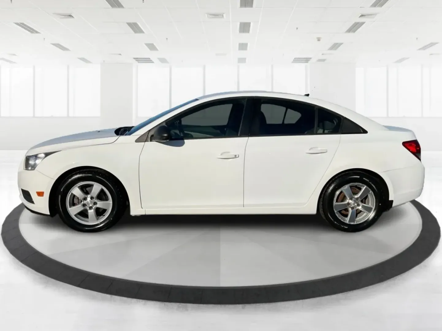 2014 Chevrolet Cruze LS Auto (1G1PA5SG7E7) with an ECOTEC 1.8L I-4 DOHC engine, located at 1230 East Main St, Xenia, OH, 45385, (937) 908-9800, 39.688026, -83.910172 - **Discover the Perfect Sedan for Your Daily Journey: 2014 Chevrolet Cruze at Advantage Car and Credit - Xenia!**<br /> <br /> Are you in search of a reliable and stylish vehicle that suits all aspects of your life? Look no further than this exceptional 2014 Chevrolet Cruze, available at Advantage Ca - Photo#5