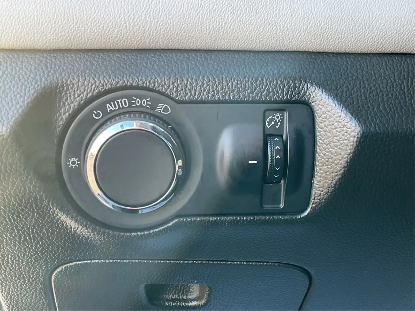 2014 Chevrolet Cruze LS Auto (1G1PA5SG7E7) with an ECOTEC 1.8L I-4 DOHC engine, located at 1230 East Main St, Xenia, OH, 45385, (937) 908-9800, 39.688026, -83.910172 - **Discover the Perfect Sedan for Your Daily Journey: 2014 Chevrolet Cruze at Advantage Car and Credit - Xenia!**<br /> <br /> Are you in search of a reliable and stylish vehicle that suits all aspects of your life? Look no further than this exceptional 2014 Chevrolet Cruze, available at Advantage Ca - Photo#17