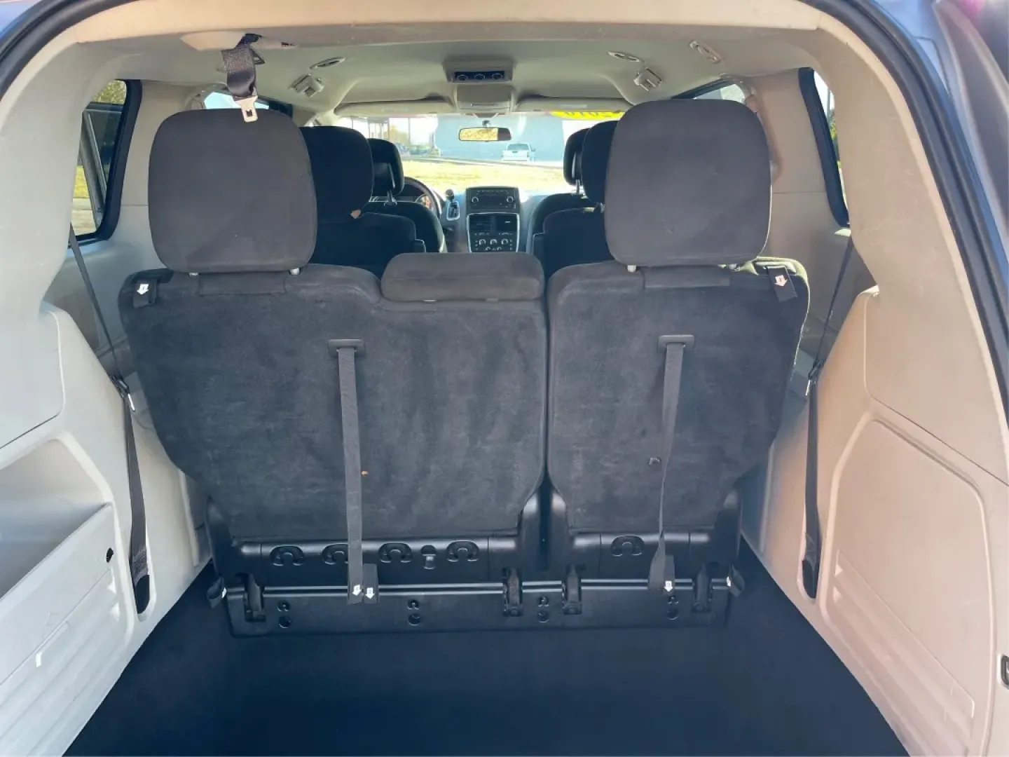 2016 Dodge Grand Caravan SE (2C4RDGBG0GR) with an Pentastar 3.6L V-6 DOHC engine, located at 1230 East Main St, Xenia, OH, 45385, (937) 908-9800, 39.688026, -83.910172 - **Experience the Freedom of Family Adventures with the 2016 Dodge Grand Caravan SE!** <br /> <br /> Are you in search of the perfect vehicle for family road trips, daily commutes, or weekend adventures? Look no further than the 2016 Dodge Grand Caravan SE, available at Advantage Car and Credit in X - Photo#12