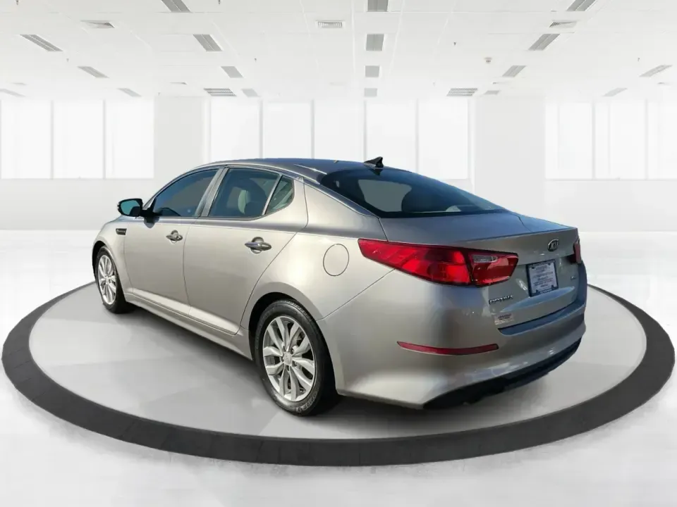 2015 Kia Optima EX (5XXGN4A74FG) with an Theta II 2.4L I-4 gasoline direct injection engine, 6-Speed Automatic transmission, located at 4508 South Dixie Dr, Moraine, OH, 45439, (937) 908-9800, 39.689976, -84.218452 - Experience the perfect blend of style, comfort, and reliability with this 2015 Kia Optima EX at Advantage Car and Credit in Xenia, OH. Whether you're embarking on daily commutes, family road trips, or simply looking for a trusty companion for your adventures, this vehicle is designed to meet your di - Photo#4
