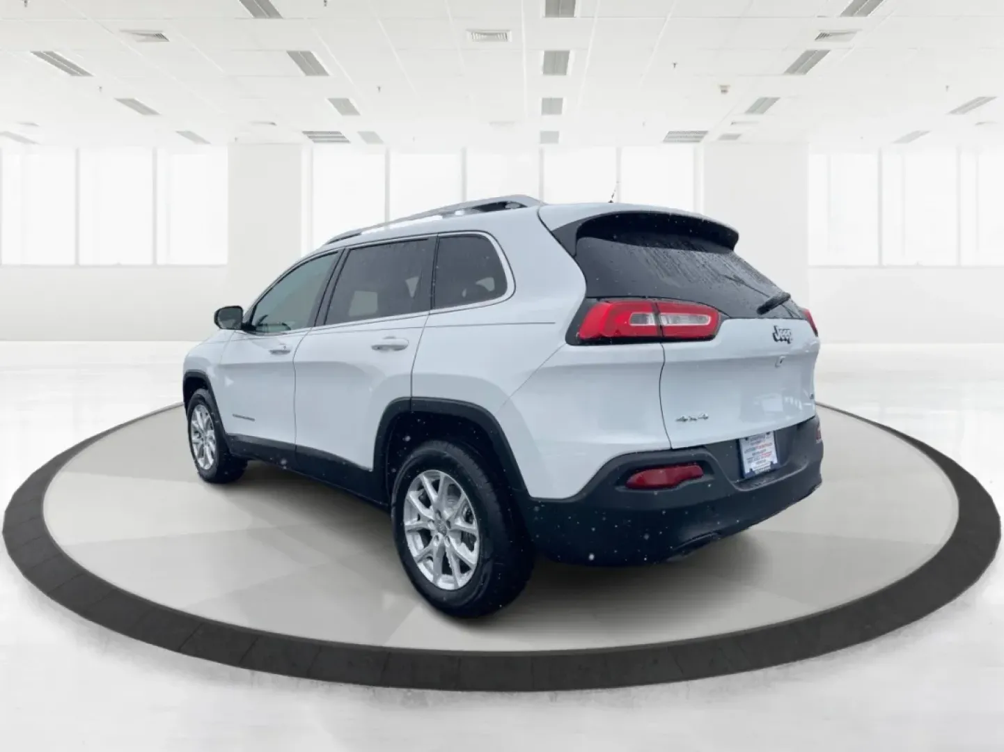 2015 Jeep Cherokee Latitude (1C4PJMCB7FW) with an Other engine, located at 4508 South Dixie Dr, Moraine, OH, 45439, (937) 908-9800, 39.689976, -84.218452 - **Adventure Awaits with the 2015 Jeep Cherokee Latitude - Perfect for Your Next Journey!**<br /> <br /> If you're searching for a versatile, reliable vehicle that seamlessly fits into your busy lifestyle, look no further than this stunning 2015 Jeep Cherokee Latitude, now available at Advantage Car - Photo#4