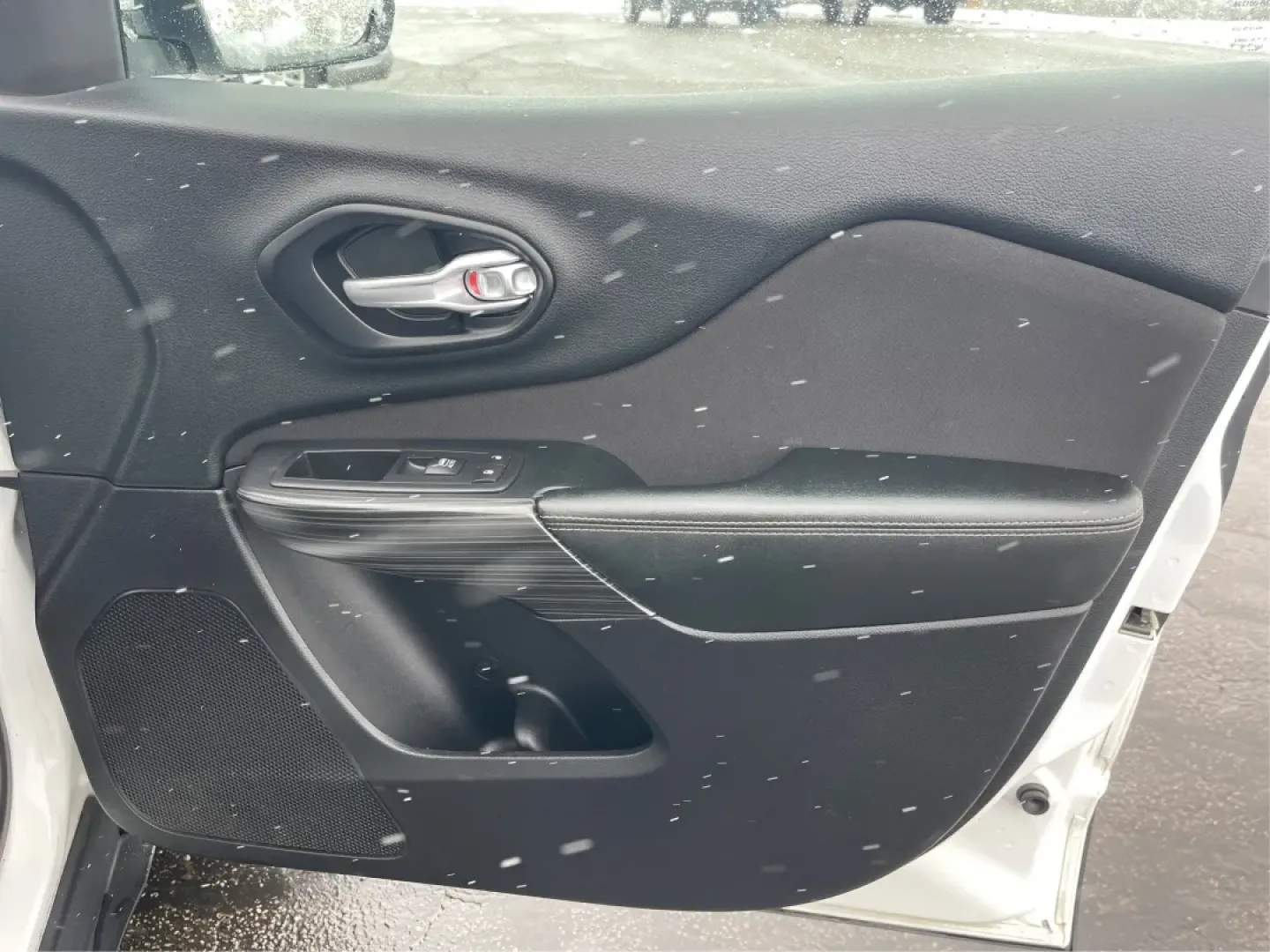 2015 Jeep Cherokee Latitude (1C4PJMCB7FW) with an Other engine, located at 4508 South Dixie Dr, Moraine, OH, 45439, (937) 908-9800, 39.689976, -84.218452 - **Adventure Awaits with the 2015 Jeep Cherokee Latitude - Perfect for Your Next Journey!**<br /> <br /> If you're searching for a versatile, reliable vehicle that seamlessly fits into your busy lifestyle, look no further than this stunning 2015 Jeep Cherokee Latitude, now available at Advantage Car - Photo#20