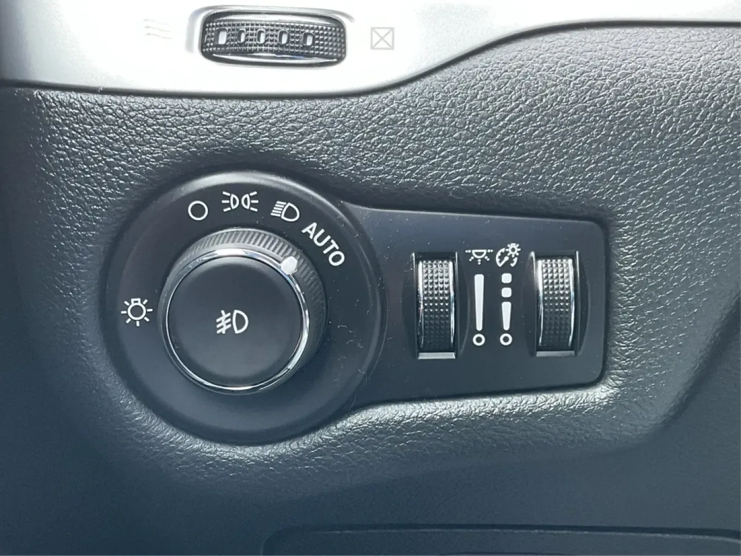 2014 Jeep Cherokee Limited 4WD (1C4PJMDBXEW) with an 2.4L L4 DOHC 16V engine, 9-Speed Automatic transmission, located at 8750 N County Rd 25A, Piqua, OH, 45356, (937) 908-9800, 40.164391, -84.232513 - **Adventure Awaits with the 2014 Jeep Cherokee Limited 4WD**<br /> <br /> Are you ready to elevate your weekend adventures or tackle your daily commute with confidence? The 2014 Jeep Cherokee Limited 4WD is the perfect blend of rugged capability and refined comfort, making it an ideal choice for any - Photo#16