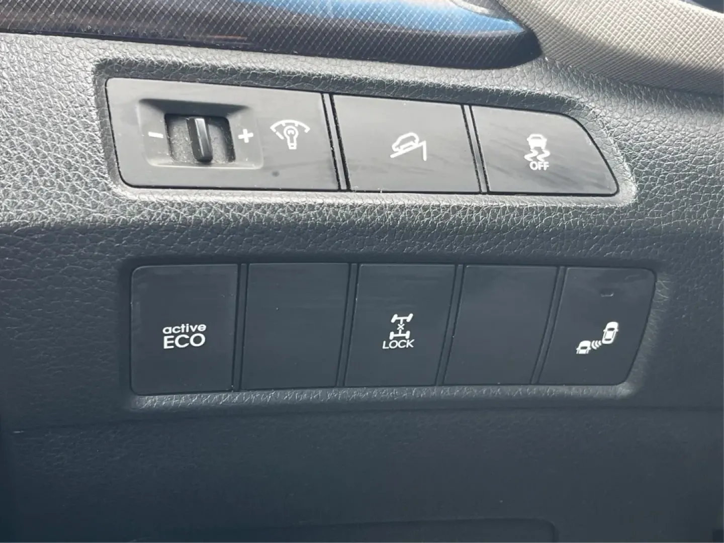 2014 Hyundai Santa Fe Limited (KM8SNDHF0EU) with an Lambda II 3.3L V-6 gasoline direct injection engine, located at 1099 N County Rd 25A , Troy, OH, 45373, (937) 908-9800, 40.057079, -84.212883 - **Rediscover Adventures with the 2014 Hyundai Santa Fe Limited Perfect for Families and Explorers Alike!**<br /> <br /> Are you searching for a reliable and spacious SUV that can accommodate your growing family or be the perfect companion for weekend getaways? Look no further than this stunning 201 - Photo#17