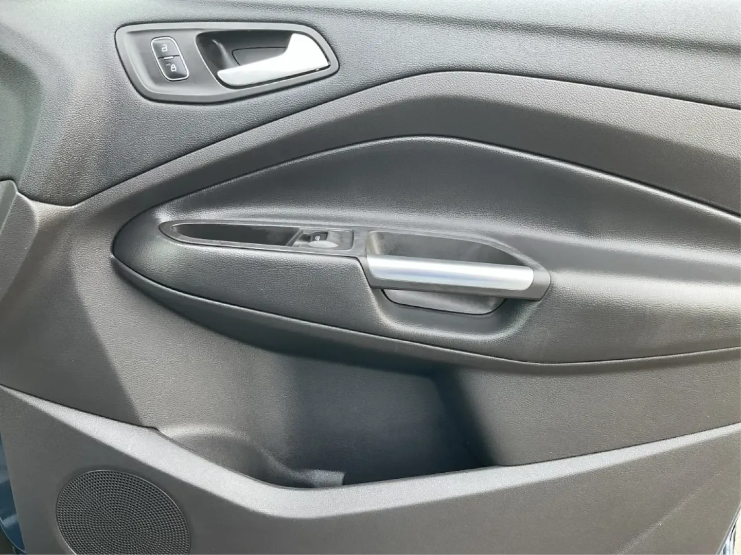 2018 Ford Escape SE (1FMCU0GD7JU) with an 1.5L L4 DOHC 16V engine, 6A transmission, located at 401 Woodman Dr, Riverside, OH, 45431, (937) 908-9800, 39.760899, -84.123421 - **Discover Your Next Adventure with the 2018 Ford Escape SE at Advantage Car and Credit - Piqua!**<br /> <br /> Are you ready to elevate your daily commute or weekend getaways? The 2018 Ford Escape SE is the perfect vehicle for those who crave both style and functionality in their daily lives. Wheth - Photo#20