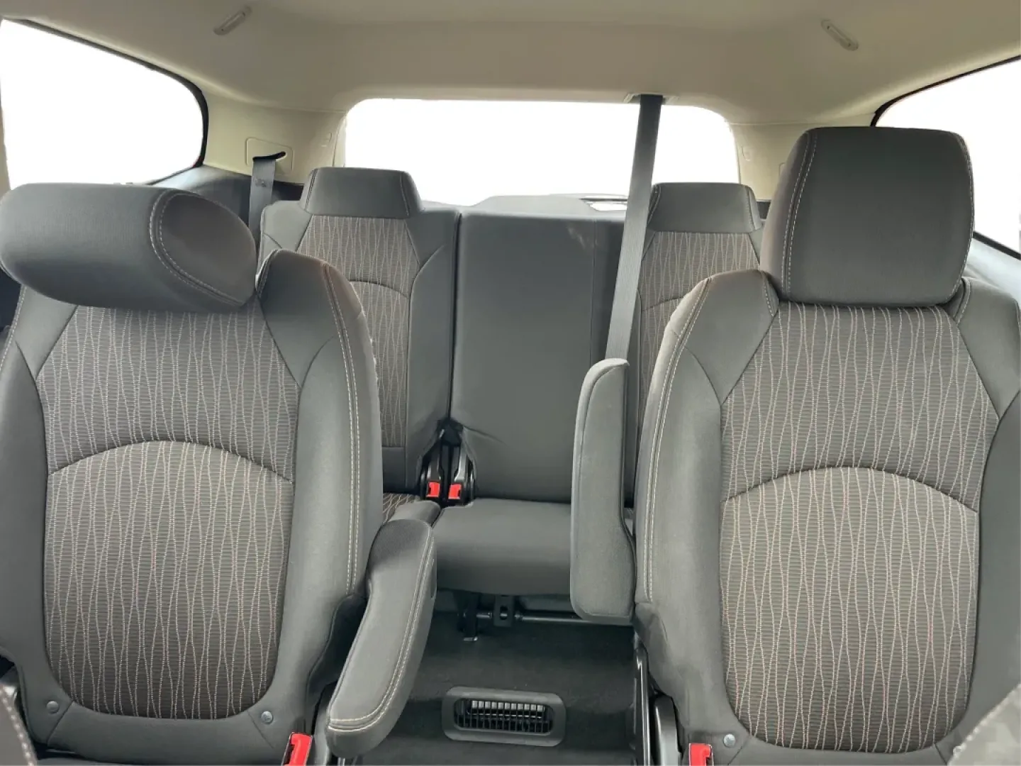 2016 Chevrolet Traverse 1LT (1GNKVGKD0GJ) with an 3.6L V-6 gasoline direct injection engine, located at 8750 N County Rd 25A, Piqua, OH, 45356, (937) 908-9800, 40.164391, -84.232513 - Are you looking for the perfect family SUV that balances space, comfort, and reliability? Look no further than this stunning 2016 Chevrolet Traverse 1LT, available now at Advantage Car and Credit in Piqua, OH. With its spacious interior and robust features, this SUV is designed for growing families, - Photo#14