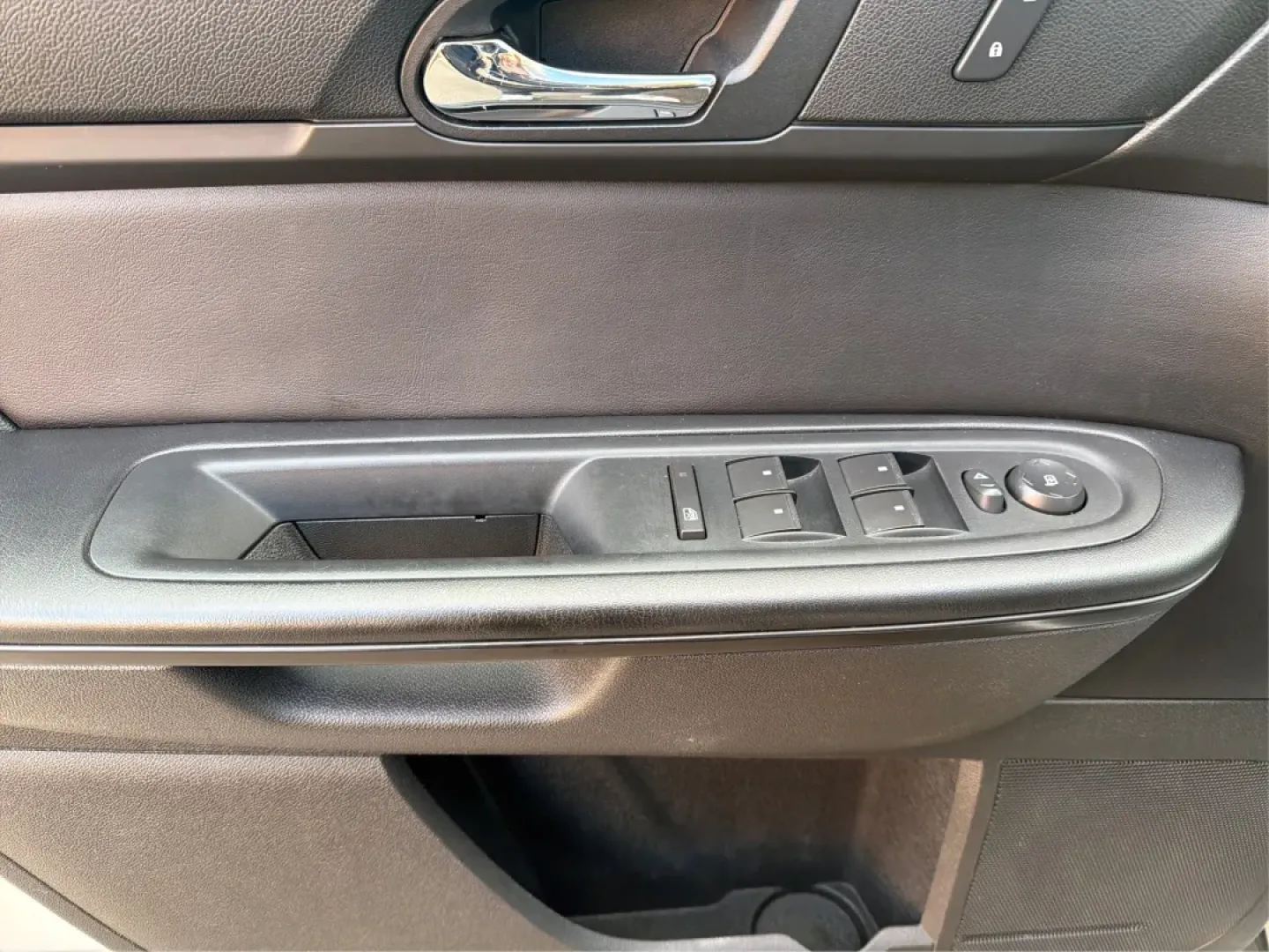 2014 GMC Acadia SLE-2 AWD (1GKKVPKD1EJ) with an 3.6L V6 DOHC 24V engine, 6-Speed Automatic transmission, located at 1230 East Main St, Xenia, OH, 45385, (937) 908-9800, 39.688026, -83.910172 - If you're searching for the perfect family SUV that balances style, comfort, and an adventurous spirit, look no further than this stunning 2014 GMC Acadia SLE-2 AWD, now available at Advantage Car and Credit in Fairborn, OH. With spacious seating for up to eight passengers and the versatility needed - Photo#19