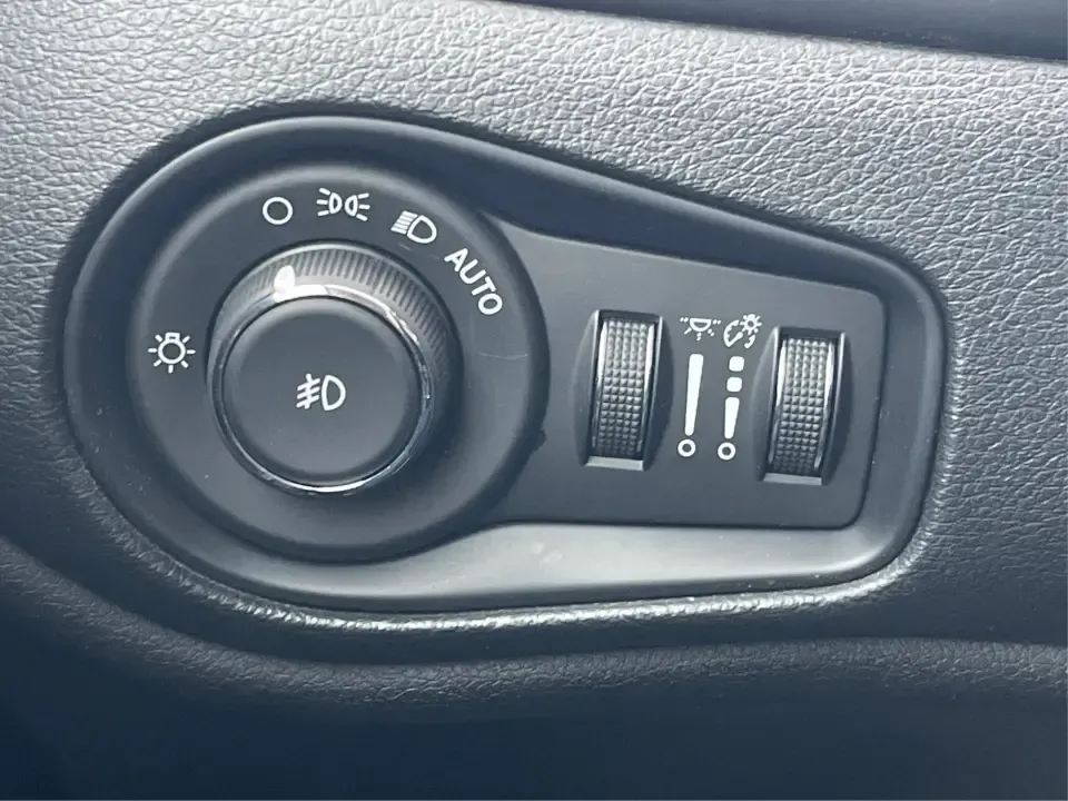 2018 Jeep Renegade Latitude 4x4 (ZACCJBBB5JP) with an 2.4L L4 DOHC 16V engine, 6M transmission, located at 8750 N County Rd 25A, Piqua, OH, 45356, (937) 908-9800, 40.164391, -84.232513 - **Explore New Adventures with the 2018 Jeep Renegade Latitude 4x4!**<br /> <br /> Are you ready to elevate your adventures with a vehicle that perfectly balances style, comfort, and capability? Look no further than this striking 2018 Jeep Renegade Latitude 4x4, available now at Advantage Car and Cre - Photo#16