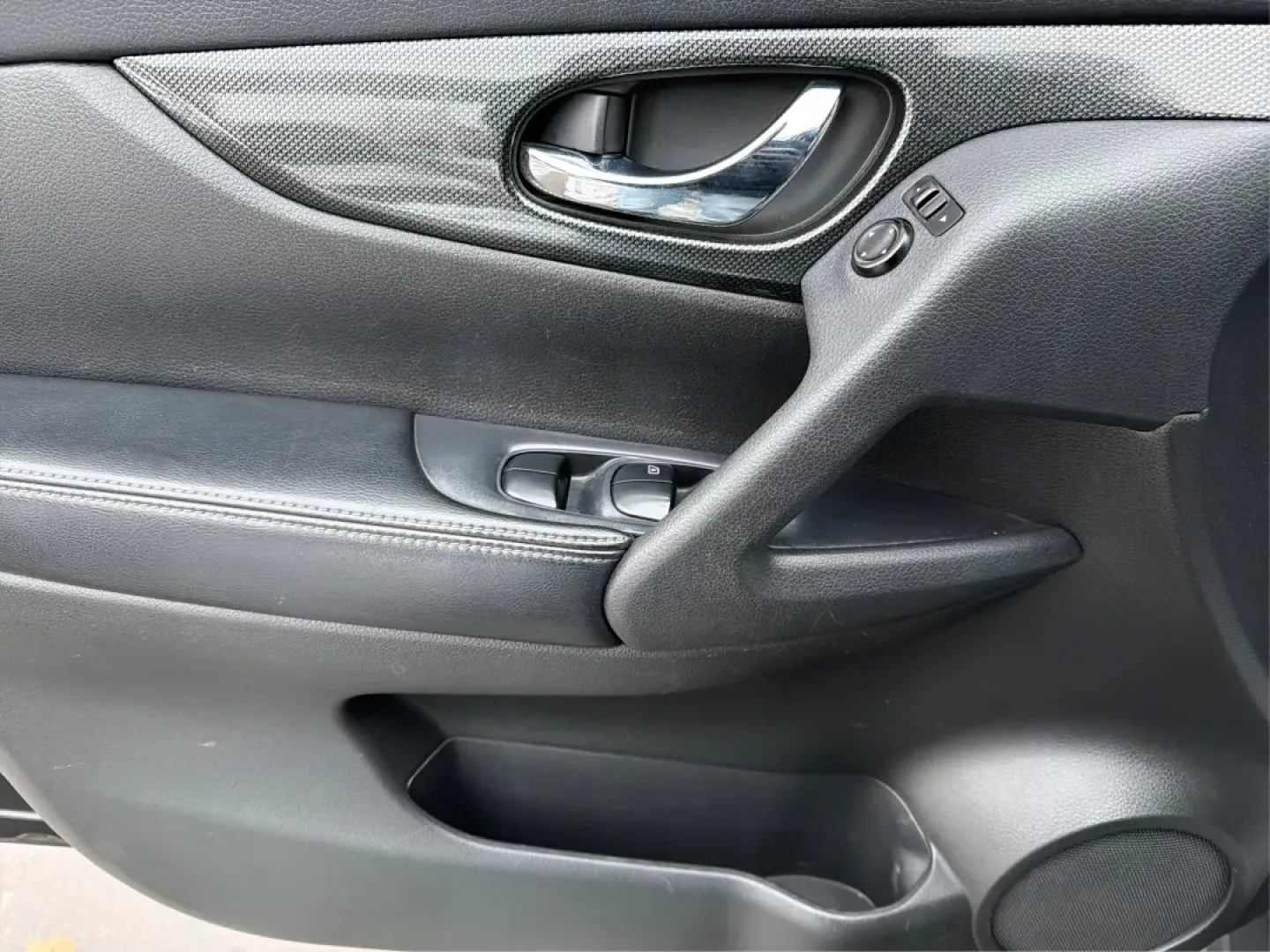 2015 Nissan Rogue SL (5N1AT2MV1FC) with an 2.5L I-4 DOHC engine, located at 8750 N County Rd 25A, Piqua, OH, 45356, (937) 908-9800, 40.164391, -84.232513 - **Adventure Awaits in the 2015 Nissan Rogue SL Perfect for Your Active Lifestyle!**<br /> <br /> Are you in search of a reliable SUV that can handle weekend getaways, family road trips, or daily commutes with ease? Look no further than this 2015 Nissan Rogue SL, available now at Advantage Car and C - Photo#18