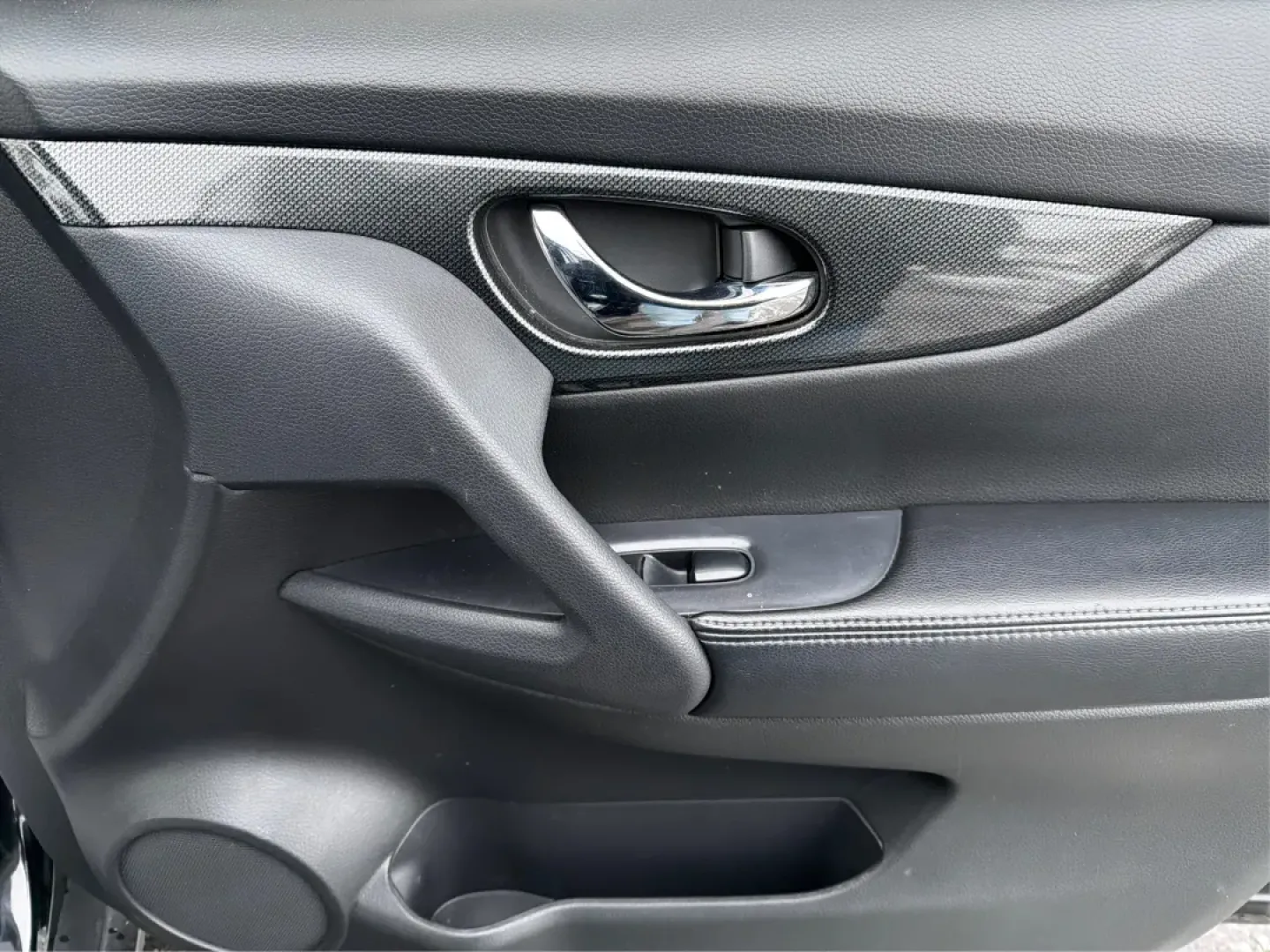 2015 Nissan Rogue SL (5N1AT2MV1FC) with an 2.5L I-4 DOHC engine, located at 8750 N County Rd 25A, Piqua, OH, 45356, (937) 908-9800, 40.164391, -84.232513 - **Adventure Awaits in the 2015 Nissan Rogue SL Perfect for Your Active Lifestyle!**<br /> <br /> Are you in search of a reliable SUV that can handle weekend getaways, family road trips, or daily commutes with ease? Look no further than this 2015 Nissan Rogue SL, available now at Advantage Car and C - Photo#19