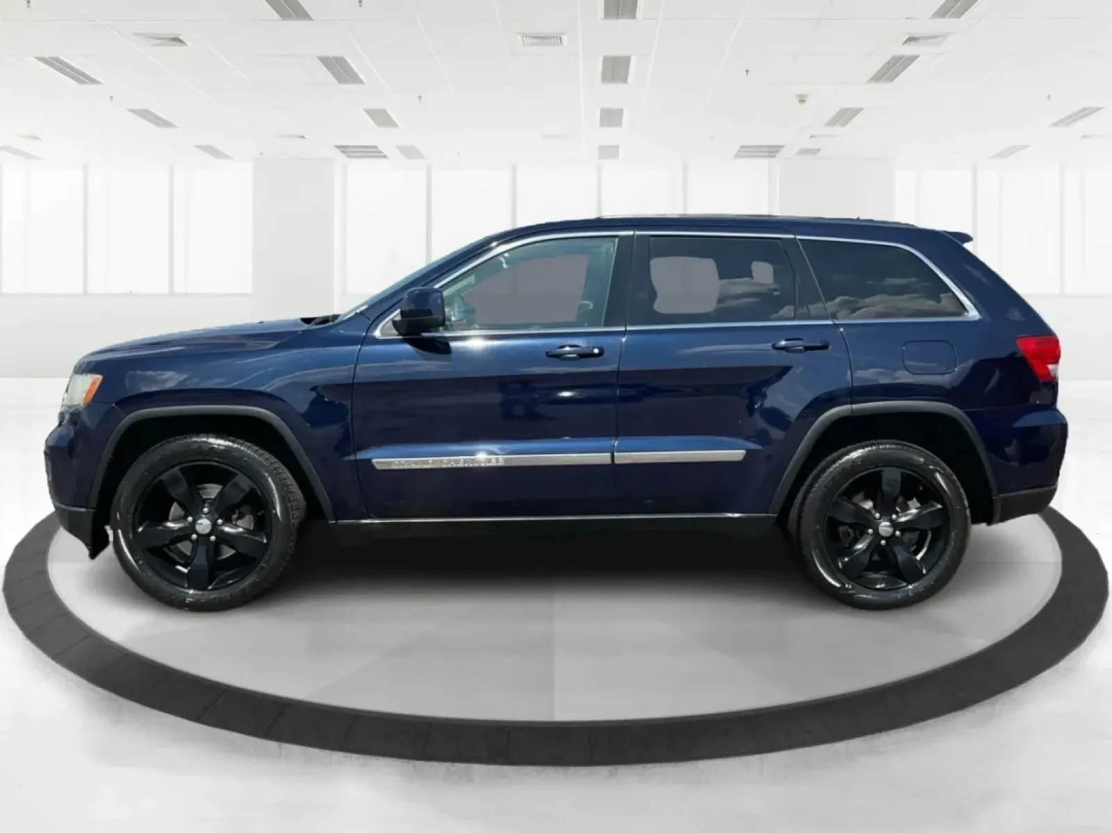 2013 Jeep Grand Cherokee Laredo (1C4RJFAG7DC) with an Other engine, located at 1951 S Dayton Lakeview Rd., New Carlisle, OH, 45344, (937) 908-9800, 39.890999, -84.050255 - Are you ready to elevate your driving experience? Whether you're a growing family in need of spacious comfort, a weekend adventurer seeking reliability, or simply someone looking for a dependable daily driver, the 2013 Jeep Grand Cherokee Laredo is the perfect vehicle for you. Located at Advantage C - Photo#5