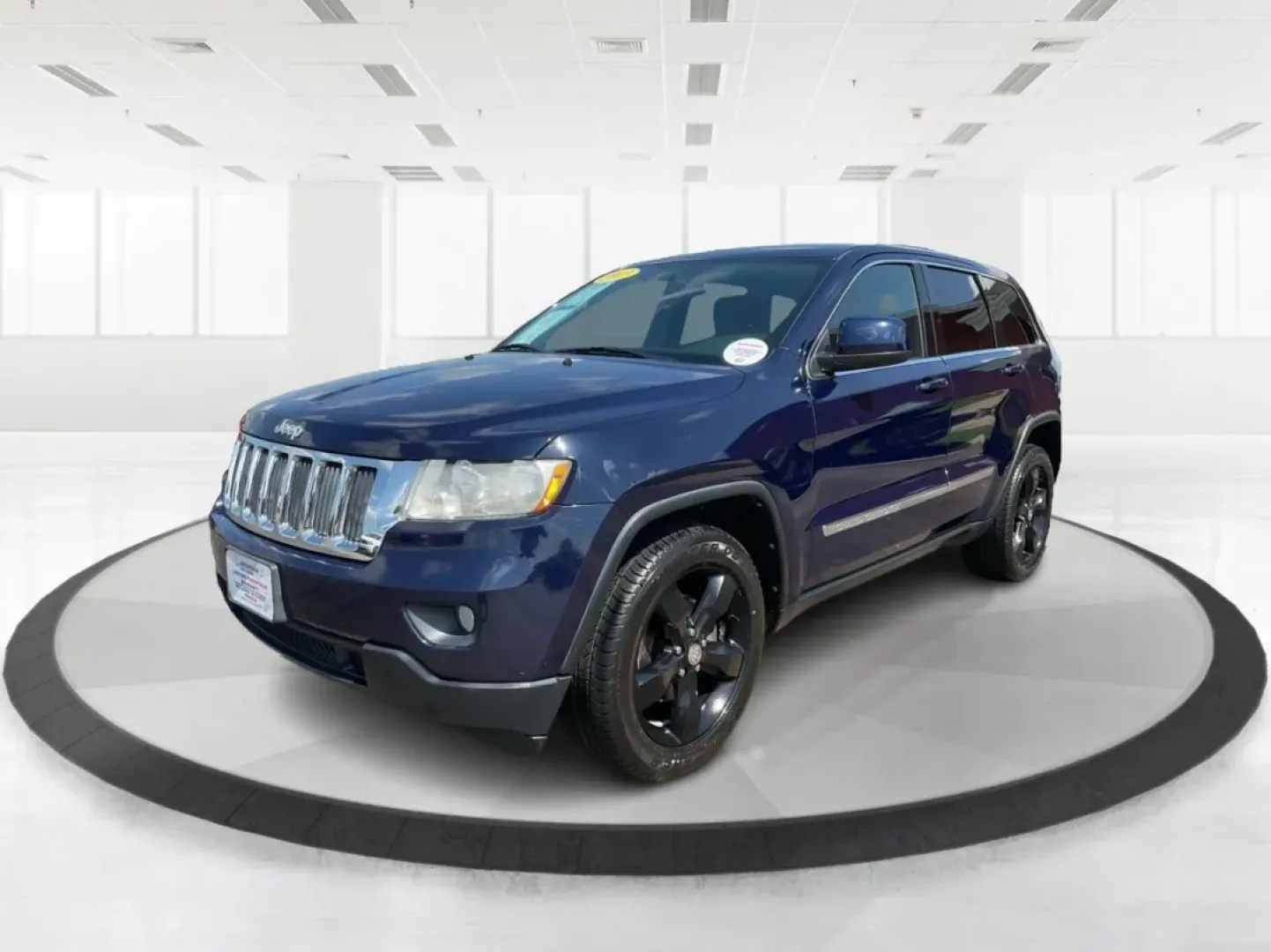2013 Jeep Grand Cherokee Laredo (1C4RJFAG7DC) with an Other engine, located at 1230 East Main St, Xenia, OH, 45385, (937) 908-9800, 39.688026, -83.910172 - Are you ready to elevate your driving experience? Whether you're a growing family in need of spacious comfort, a weekend adventurer seeking reliability, or simply someone looking for a dependable daily driver, the 2013 Jeep Grand Cherokee Laredo is the perfect vehicle for you. Located at Advantage C - Photo#8
