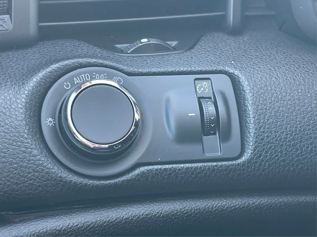 2014 Chevrolet Malibu 1LT (1G11C5SL7EF) with an ECOTEC 2.5L I-4 gasoline direct injection engine, located at 1230 East Main St, Xenia, OH, 45385, (937) 908-9800, 39.688026, -83.910172 - Are you ready to elevate your daily commute or make unforgettable memories on weekend adventures? The 2014 Chevrolet Malibu 1LT, now available at Advantage Car and Credit in Xenia, OH, is the perfect sedan for those seeking a reliable, stylish, and feature-packed vehicle without breaking the bank. W - Photo#17