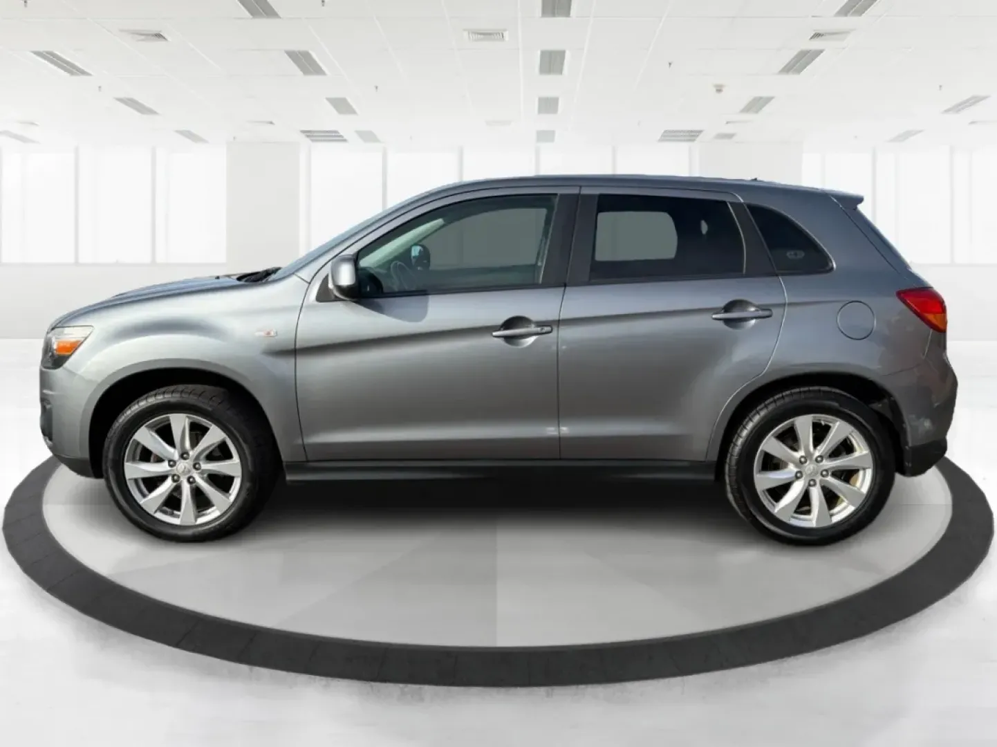 2015 Mitsubishi Outlander ES (4A4AP3AUXFE) with an 2L I-4 DOHC engine, located at 8750 N County Rd 25A, Piqua, OH, 45356, (937) 908-9800, 40.164391, -84.232513 - **Discover Adventure with the 2015 Mitsubishi Outlander - Perfect for Families and Road Trips!**<br /> <br /> At Advantage Car and Credit - Piqua, located at 8750 N County Rd 25A, Piqua, OH 45356, we understand that life is about experiences-whether it's weekend getaways, school runs, or family adve - Photo#5