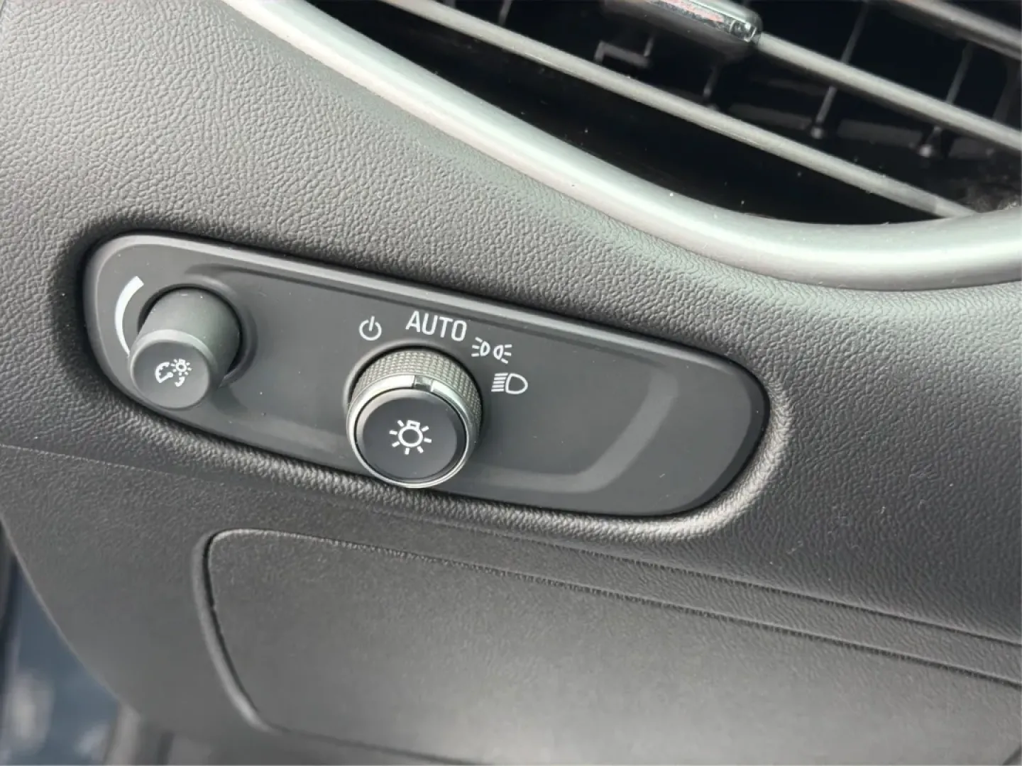 2020 Chevrolet Malibu LS (1G1ZB5ST8LF) with an 1.5L L4 DOHC 16V engine, 6-Speed Automatic transmission, located at 1951 S Dayton Lakeview Rd., New Carlisle, OH, 45344, (937) 908-9800, 39.890999, -84.050255 - **Unlock a New Chapter in Your Journey with the 2020 Chevrolet Malibu at Advantage Car and Credit - New Carlisle!**<br /> <br /> Are you searching for the perfect sedan that blends style, reliability, and modern technology? Look no further than the 2020 Chevrolet Malibu, available now at Advantage C - Photo#17