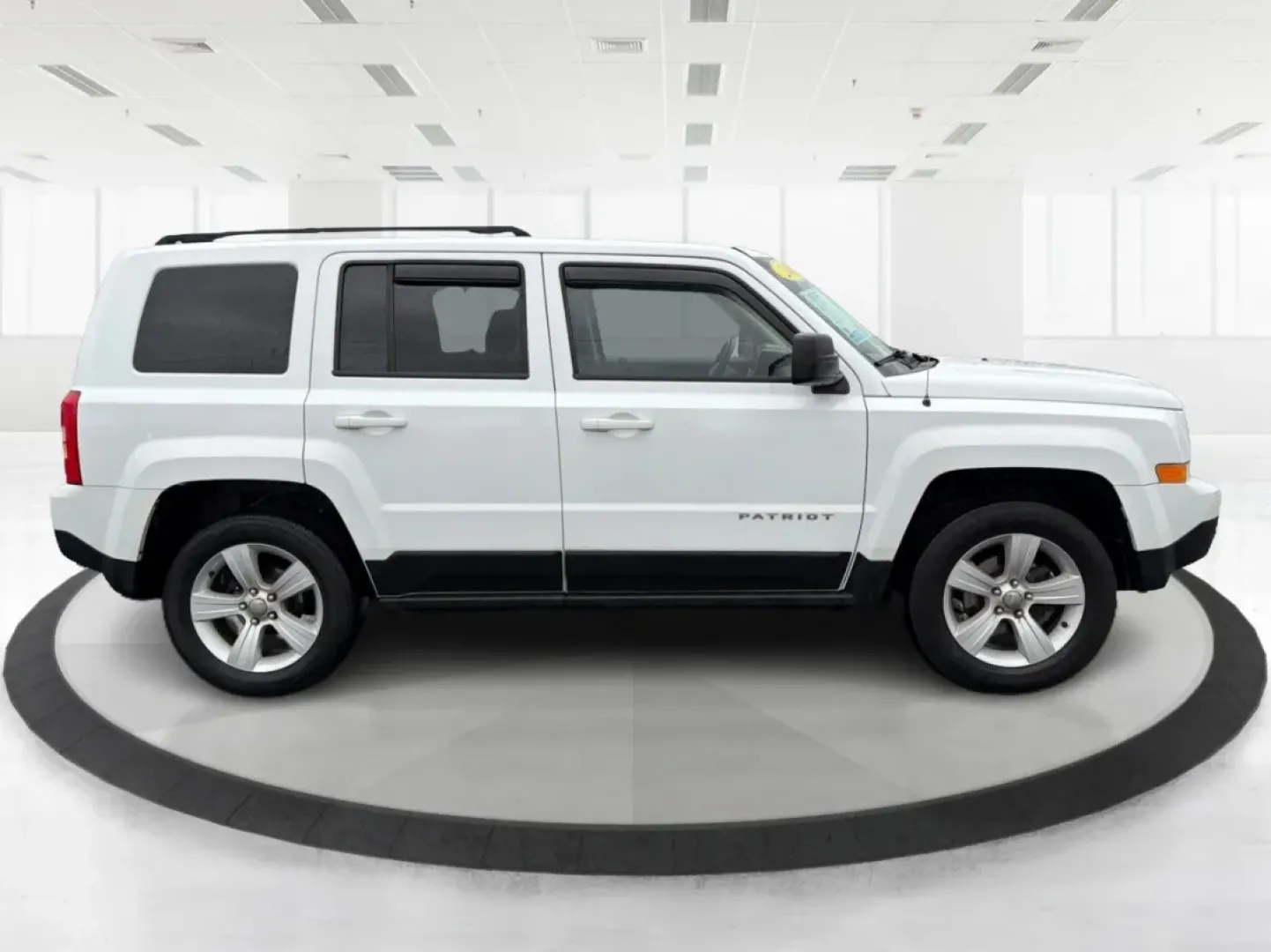 2016 Jeep Patriot Latitude (1C4NJRFB1GD) with an 2.4L I-4 DOHC engine, located at 1184 Kauffman Ave, Fairborn, OH, 45324, (937) 908-9800, 39.807072, -84.030914 - ### Discover Your Next Adventure with the 2016 Jeep Patriot Latitude at Advantage Car and Credit Fairborn<br /> <br /> Embrace the freedom of the open road with the remarkable 2016 Jeep Patriot Latitude, available now at Advantage Car and Credit in Fairborn, OH. This versatile SUV is ideal for thos - Photo#1