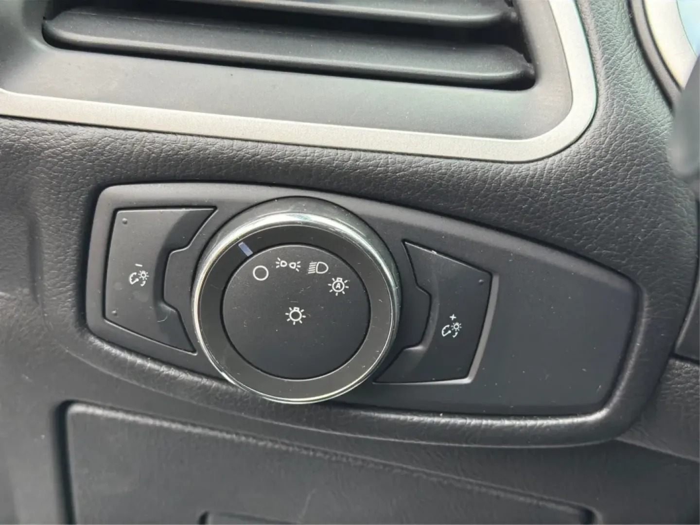 2016 Ford Edge SEL (2FMPK3J98GB) with an Other engine, located at 1099 N County Rd 25A , Troy, OH, 45373, (937) 908-9800, 40.057079, -84.212883 - ### Experience Comfort and Versatility in the 2016 Ford Edge SEL at Advantage Car and Credit - Troy<br /> <br /> Looking for the perfect blend of style, comfort, and functionality? The 2016 Ford Edge SEL, available at Advantage Car and Credit in Troy, OH, is tailored for those who lead an active lif - Photo#17