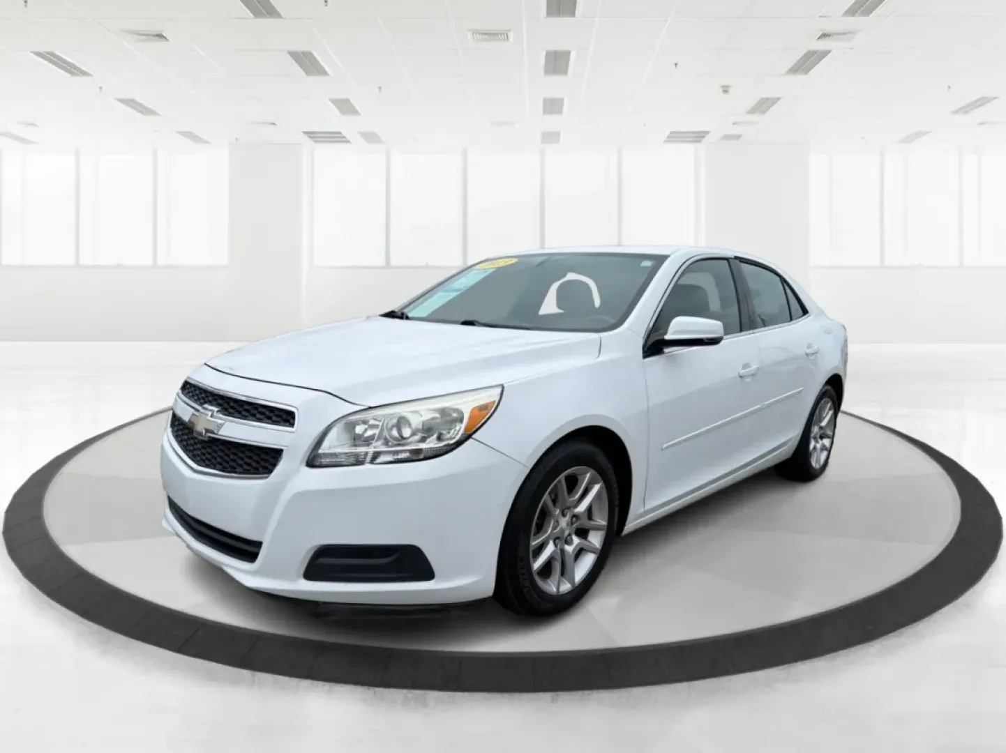 2013 Chevrolet Malibu 1LT (1G11C5SA5DF) with an ECOTEC 2.5L I-4 gasoline direct injection engine, located at 4508 South Dixie Dr, Moraine, OH, 45439, (937) 908-9800, 39.689976, -84.218452 - **Experience Comfort and Reliability with the 2013 Chevrolet Malibu 1LT at Advantage Car and Credit - Moraine**<br /> <br /> Are you searching for the perfect vehicle that combines comfort, style, and affordability? Look no further! The 2013 Chevrolet Malibu 1LT is ideal for daily commuters, growing - Photo#8
