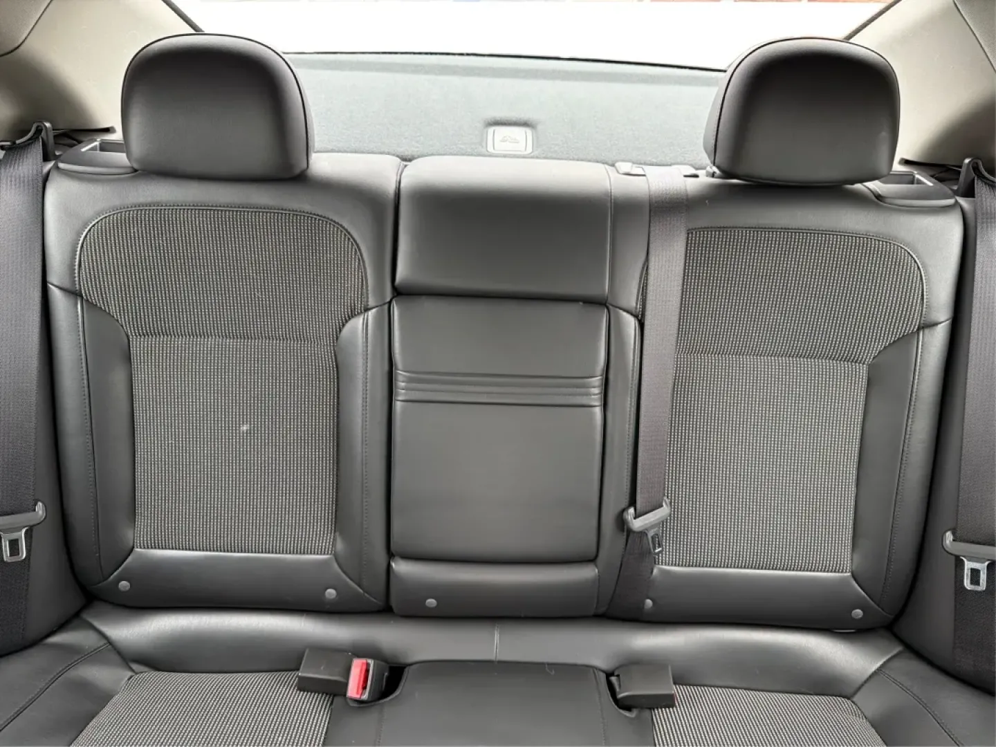 2013 Chevrolet Malibu 1LT (1G11C5SA5DF) with an ECOTEC 2.5L I-4 gasoline direct injection engine, located at 4508 South Dixie Dr, Moraine, OH, 45439, (937) 908-9800, 39.689976, -84.218452 - **Experience Comfort and Reliability with the 2013 Chevrolet Malibu 1LT at Advantage Car and Credit - Moraine**<br /> <br /> Are you searching for the perfect vehicle that combines comfort, style, and affordability? Look no further! The 2013 Chevrolet Malibu 1LT is ideal for daily commuters, growing - Photo#14