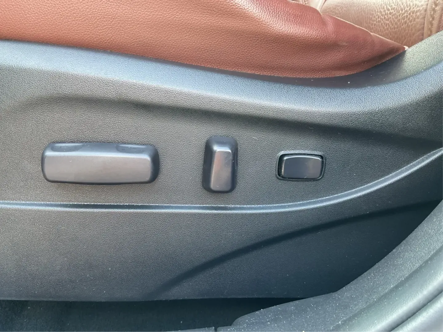 2013 Hyundai Tucson Limited (KM8JU3AC4DU) with an Other engine, located at 1951 S Dayton Lakeview Rd., New Carlisle, OH, 45344, (937) 908-9800, 39.890999, -84.050255 - Are you ready to elevate your daily commute or embark on weekend adventures? The 2013 Hyundai Tucson Limited is the perfect SUV for those looking for reliability, comfort, and style. Ideal for growing families or budget-conscious buyers, this utility vehicle is designed to meet your diverse lifestyl - Photo#17