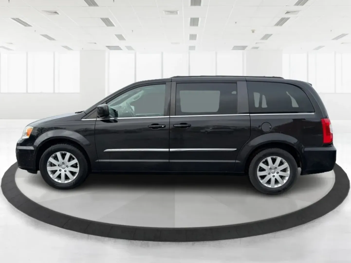 2015 Chrysler Town and Country Touring (2C4RC1BGXFR) with an 3.6L V-6 DOHC engine, located at 401 Woodman Dr, Riverside, OH, 45431, (937) 908-9800, 39.760899, -84.123421 - Are you a growing family searching for the perfect vehicle that effortlessly balances comfort, space, and style? Look no further! Advantage Car and Credit in Riverside, OH, is thrilled to present this stunning **2015 Chrysler Town and Country Touring**, designed for family adventures and daily com - Photo#5