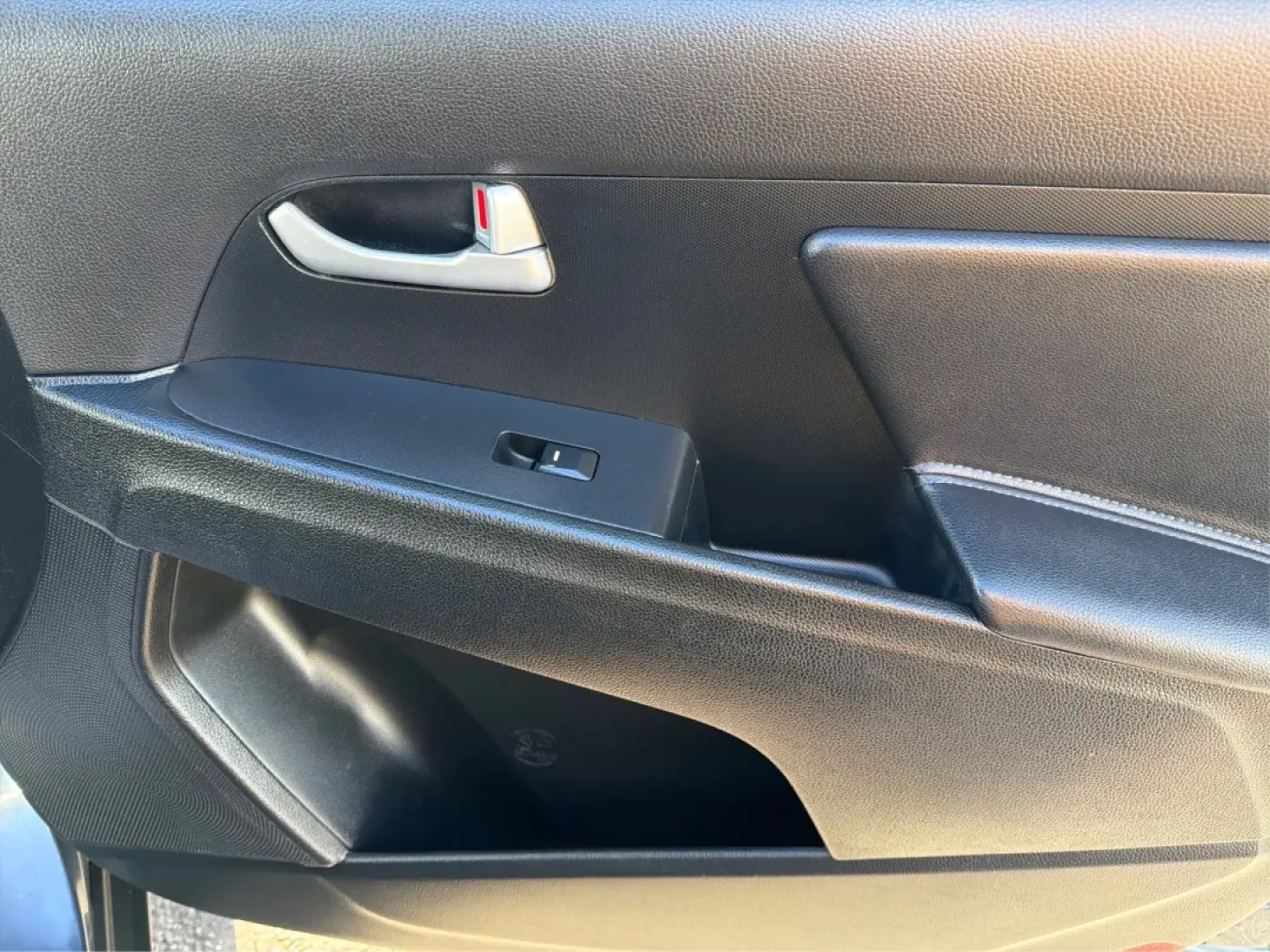 2016 Kia Sportage LX (KNDPBCAC0G7) with an Theta II 2.4L I-4 gasoline direct injection engine, located at 1099 N County Rd 25A , Troy, OH, 45373, (937) 908-9800, 40.057079, -84.212883 - **Adventure Awaits with the 2016 Kia Sportage LX! Perfect for Your Next Family Road Trip or Daily Commute!**<br /> <br /> Are you looking for a versatile vehicle that fits your active lifestyle? Look no further than this stunning 2016 Kia Sportage LX, available now at Advantage Car and Credit in Tro - Photo#18