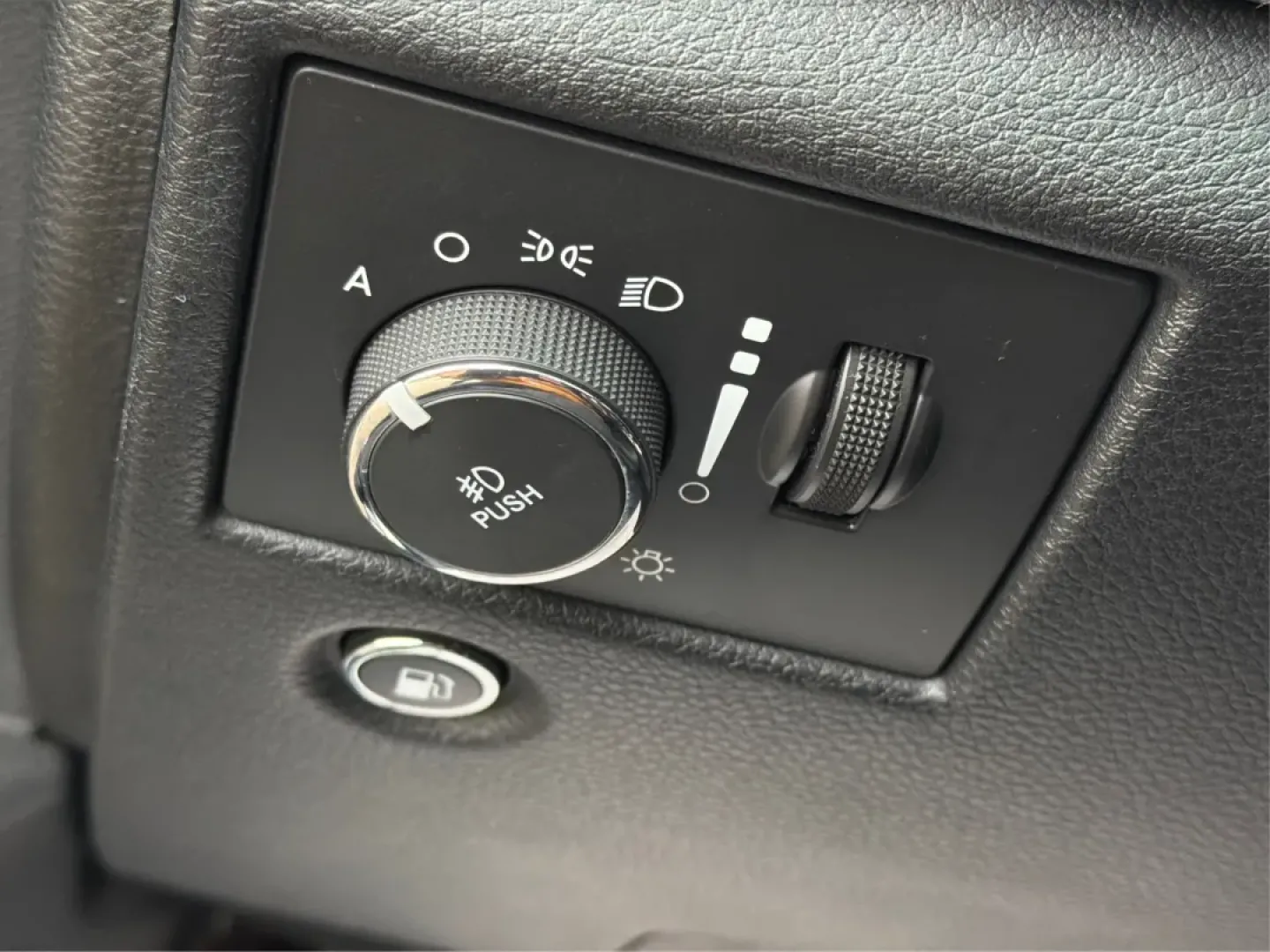 2015 Jeep Grand Cherokee Overland (1C4RJFCT6FC) with an Other engine, located at 1099 N County Rd 25A , Troy, OH, 45373, (937) 908-9800, 40.057079, -84.212883 - **Adventure Awaits: 2015 Jeep Grand Cherokee Overland - Your Perfect Family SUV!**<br /> <br /> If you're looking for a vehicle that perfectly balances comfort, style, and rugged capability, look no further than this stunning 2015 Jeep Grand Cherokee Overland. This SUV is not just a mode of transpor - Photo#17