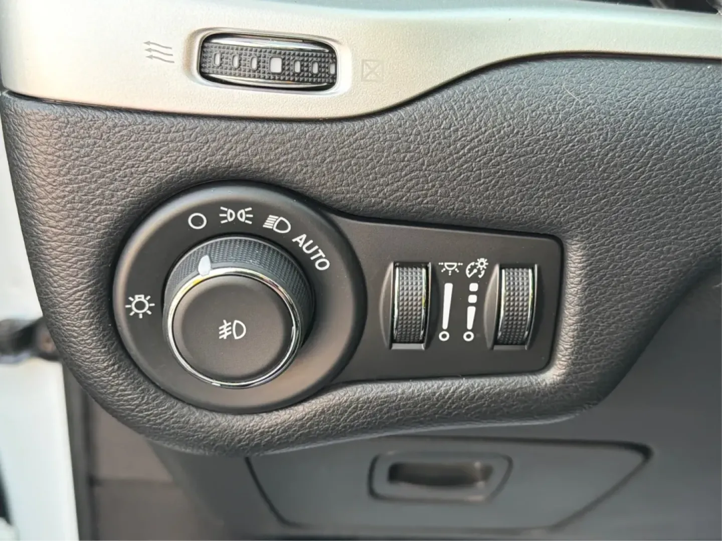 2014 Jeep Cherokee Limited (1C4PJMDS7EW) with an Other engine, located at 8750 N County Rd 25A, Piqua, OH, 45356, (937) 908-9800, 40.164391, -84.232513 - **Adventure Awaits in the 2014 Jeep Cherokee Limited Perfect for Families or Weekend Getaways!**<br /> <br /> Are you looking for a vehicle that's as versatile as your lifestyle? The 2014 Jeep Cherokee Limited, available at Advantage Car and Credit - Piqua, is your ticket to freedom on the open roa - Photo#17