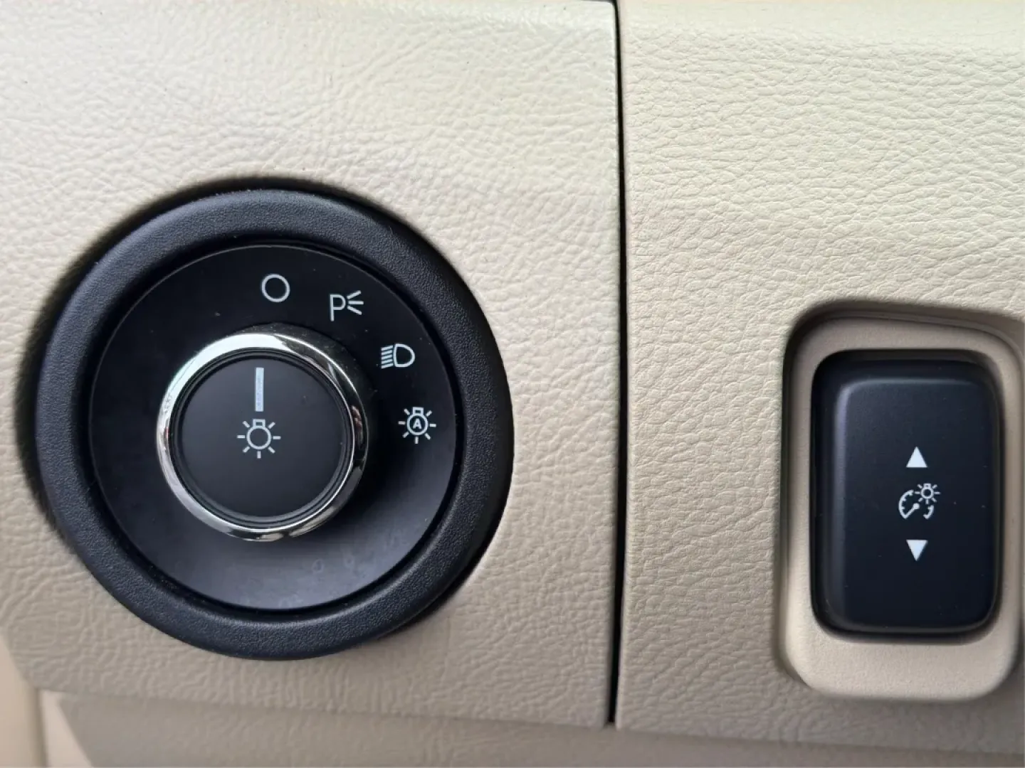 2013 Ford Taurus SEL (1FAHP2H87DG) with an 3.5L V-6 DOHC engine, 6-Speed Automatic transmission, located at 1099 N County Rd 25A , Troy, OH, 45373, (937) 908-9800, 40.057079, -84.212883 - **Discover the Perfect Family Sedan: 2013 Ford Taurus SEL at Advantage Car and Credit - Piqua, OH**<br /> <br /> Are you searching for a reliable and spacious vehicle that fits seamlessly into your family's lifestyle? Look no further than this 2013 Ford Taurus SEL, available now at Advantage Car and - Photo#16