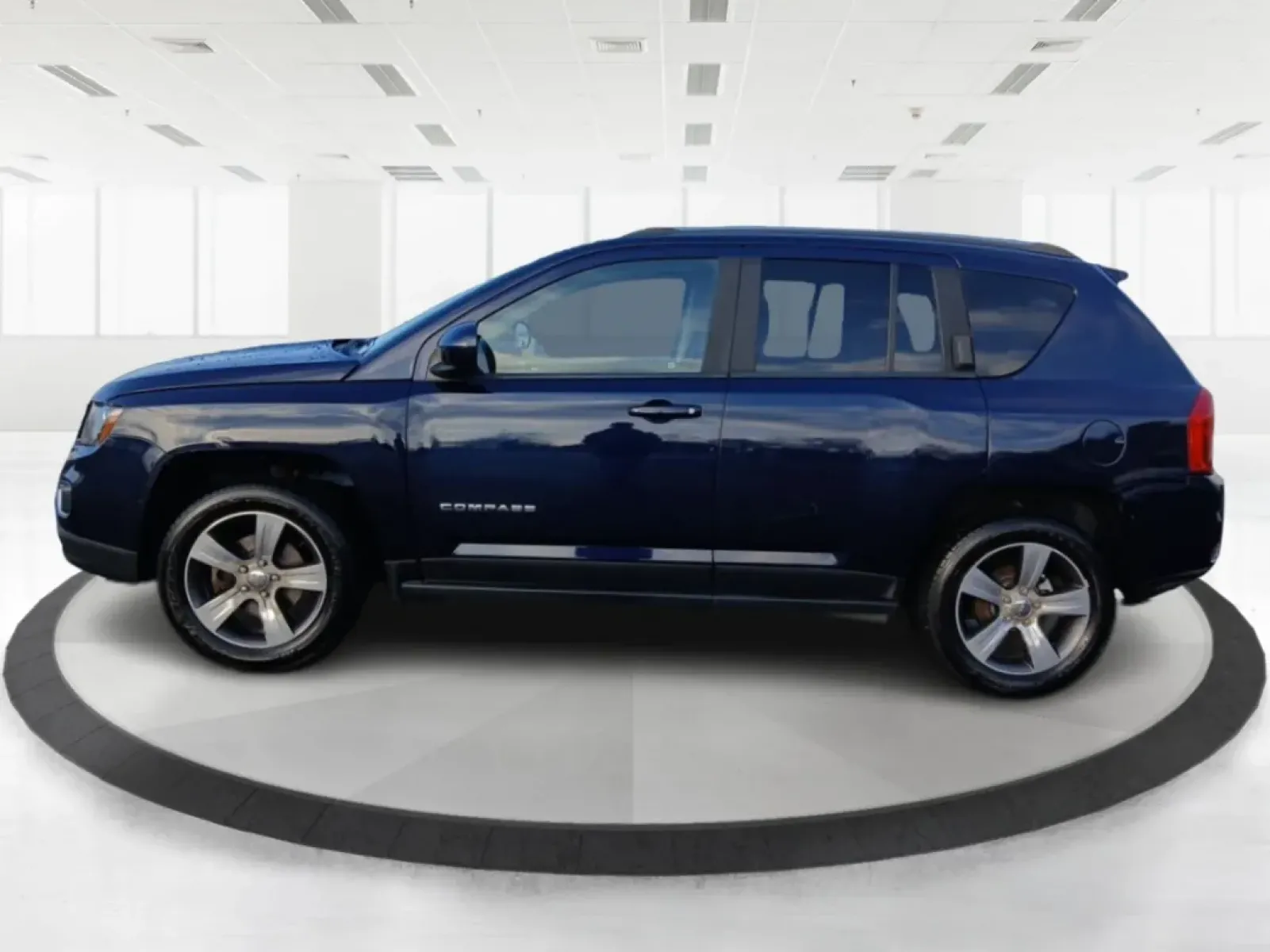 2016 Jeep Compass Latitude 4WD (1C4NJDEB7GD) with an 2.4L L4 DOHC 16V engine, 6-Speed Automatic transmission, located at 1184 Kauffman Ave, Fairborn, OH, 45324, (937) 908-9800, 39.807072, -84.030914 - **Discover Adventure with the 2016 Jeep Compass Latitude 4WD at Advantage Car and Credit!**<br /> <br /> Are you ready to embrace your next adventure? Whether you're planning a weekend getaway, commuting to work, or navigating your family through busy city streets, the 2016 Jeep Compass Latitude 4WD - Photo#5