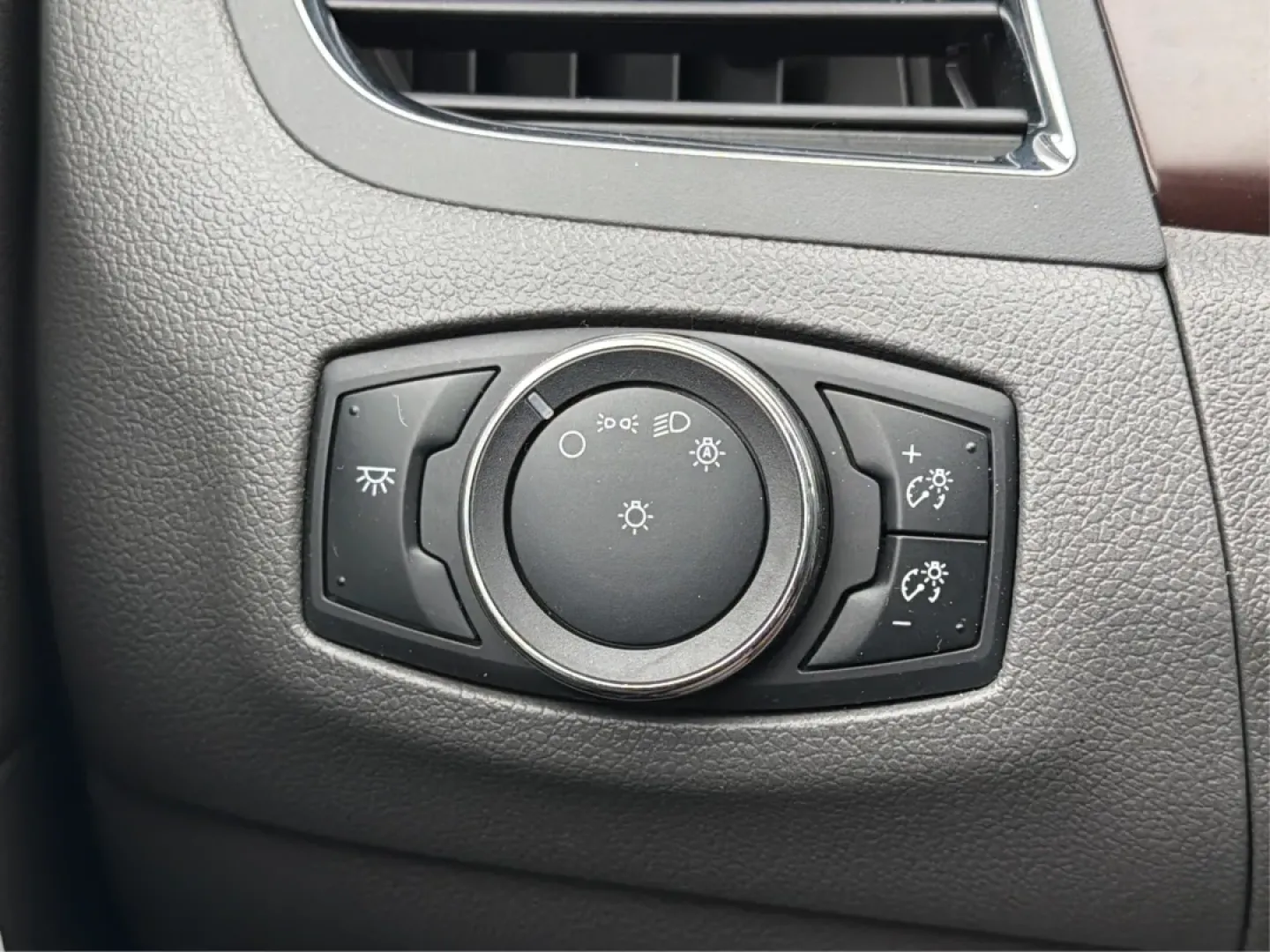 2014 Ford Edge Limited (2FMDK4KC2EB) with an 3.5L V-6 DOHC engine, located at 8750 N County Rd 25A, Piqua, OH, 45356, (937) 908-9800, 40.164391, -84.232513 - **Discover the Perfect Family SUV for Your Next Adventure: 2014 Ford Edge Limited at Advantage Car and Credit - Piqua!**<br /> <br /> Are you searching for a versatile and stylish vehicle that can accommodate your growing family's needs while also providing the comfort and style you crave? Look no f - Photo#17