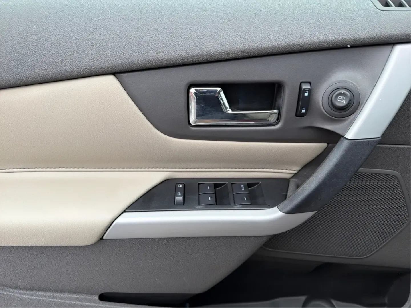 2014 Ford Edge Limited (2FMDK4KC2EB) with an 3.5L V-6 DOHC engine, located at 8750 N County Rd 25A, Piqua, OH, 45356, (937) 908-9800, 40.164391, -84.232513 - **Discover the Perfect Family SUV for Your Next Adventure: 2014 Ford Edge Limited at Advantage Car and Credit - Piqua!**<br /> <br /> Are you searching for a versatile and stylish vehicle that can accommodate your growing family's needs while also providing the comfort and style you crave? Look no f - Photo#19