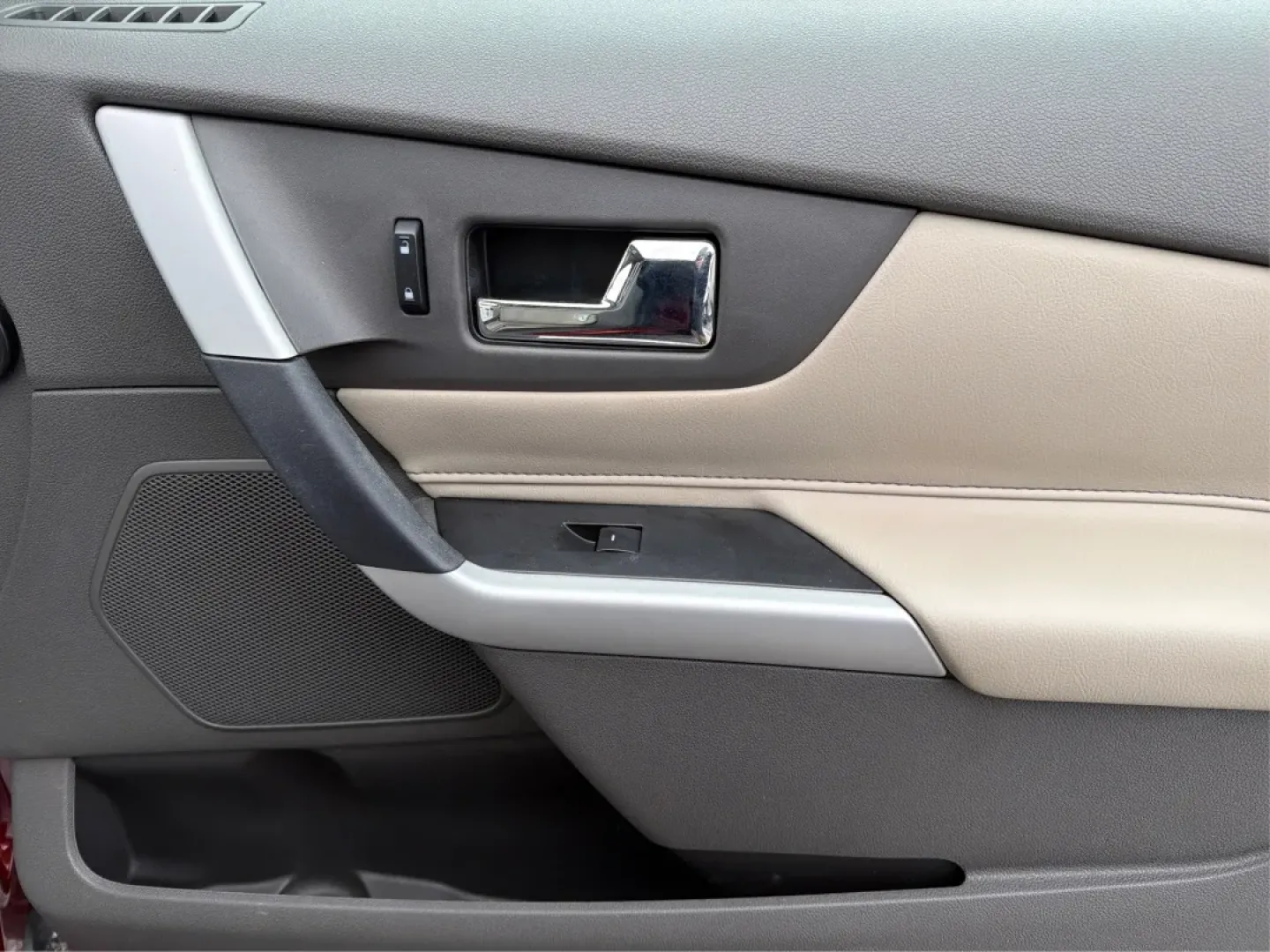 2014 Ford Edge Limited (2FMDK4KC2EB) with an 3.5L V-6 DOHC engine, located at 8750 N County Rd 25A, Piqua, OH, 45356, (937) 908-9800, 40.164391, -84.232513 - **Discover the Perfect Family SUV for Your Next Adventure: 2014 Ford Edge Limited at Advantage Car and Credit - Piqua!**<br /> <br /> Are you searching for a versatile and stylish vehicle that can accommodate your growing family's needs while also providing the comfort and style you crave? Look no f - Photo#20