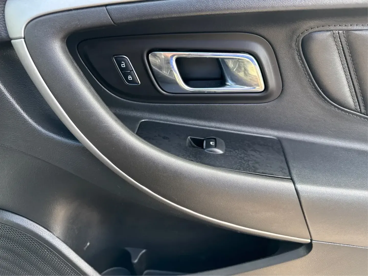 2017 Ford Taurus SEL (1FAHP2E84HG) with an 3.5L V-6 DOHC engine, located at 880 E. National Road, Vandalia, OH, 45377, (937) 908-9800, 39.891918, -84.183594 - Are you ready for a new adventure? The 2017 Ford Taurus SEL is the perfect sedan for those who crave a blend of comfort, style, and performance, whether you're navigating daily commutes or embarking on weekend getaways. This vehicle is not just a mode of transportation; it's a lifestyle statement th - Photo#19