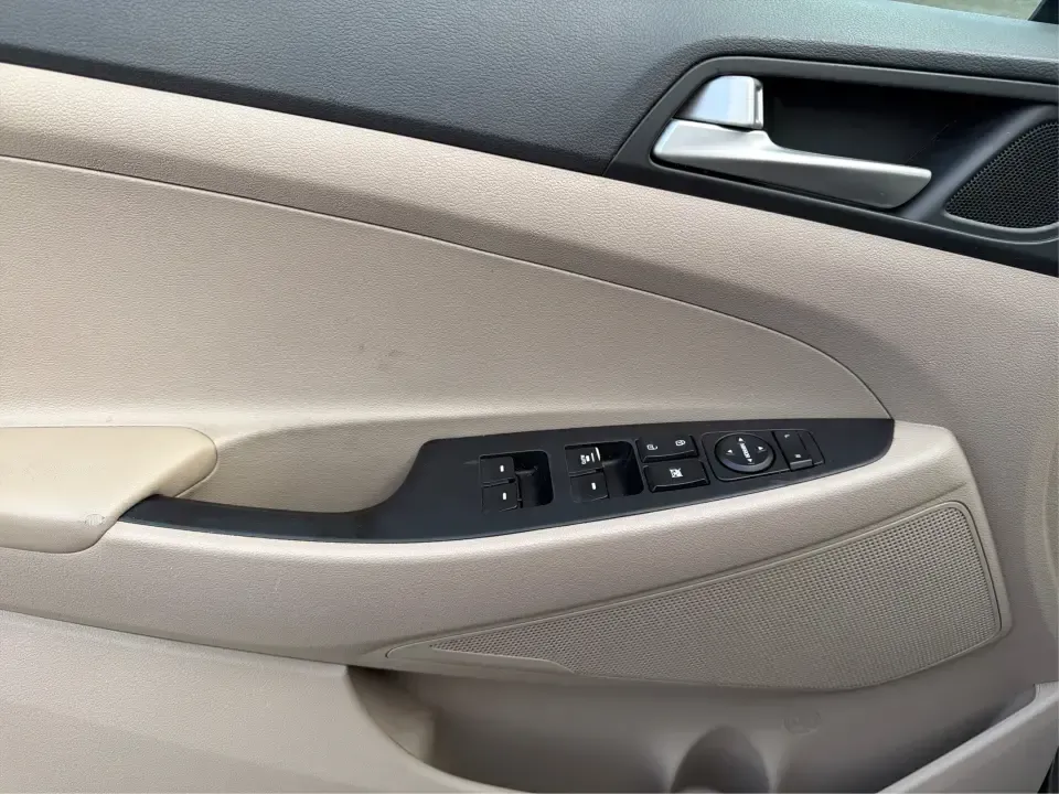 2019 Hyundai Tucson SEL (KM8J3CAL6KU) with an Theta 2.4L I-4 gasoline direct injection engine, 6A transmission, located at 1230 East Main St, Xenia, OH, 45385, (937) 908-9800, 39.688026, -83.910172 - 2019 Hyundai Tucson SEL - Photo#18