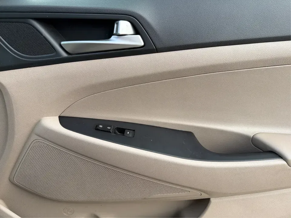 2019 Hyundai Tucson SEL (KM8J3CAL6KU) with an Theta 2.4L I-4 gasoline direct injection engine, 6A transmission, located at 1230 East Main St, Xenia, OH, 45385, (937) 908-9800, 39.688026, -83.910172 - 2019 Hyundai Tucson SEL - Photo#19