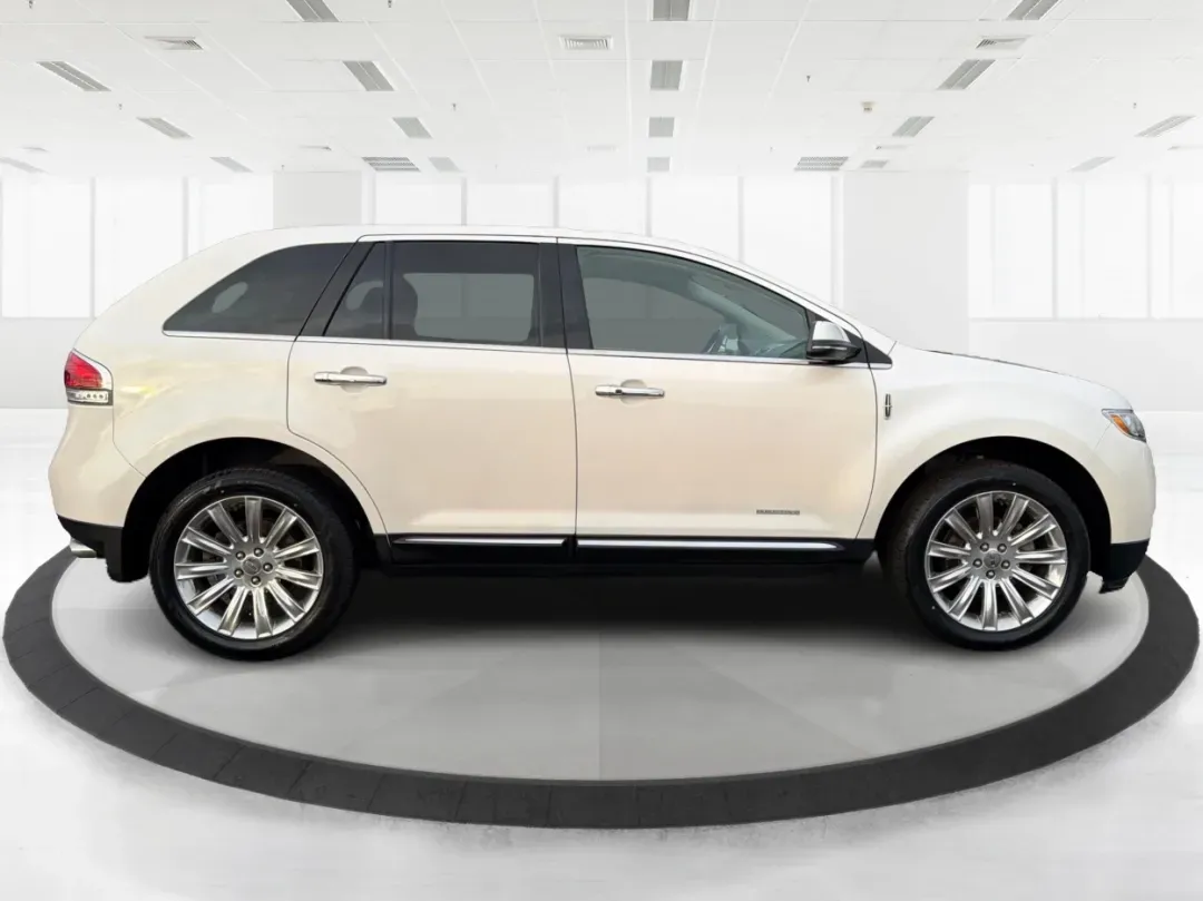 2014 Lincoln MKX Base (2LMDJ8JK2EB) with an 3.7L V6 DOHC 24V engine, 6-Speed Automatic transmission, located at 1230 East Main St, Xenia, OH, 45385, (937) 908-9800, 39.688026, -83.910172 - **Unleash Your Adventures with This 2014 Lincoln MKX at Advantage Car and Credit - Moraine!**<br /> <br /> Are you ready to elevate your driving experience? Whether you're commuting through the bustling roads of Moraine or embarking on weekend getaways to nearby attractions like the beautiful Dayton - Photo#1
